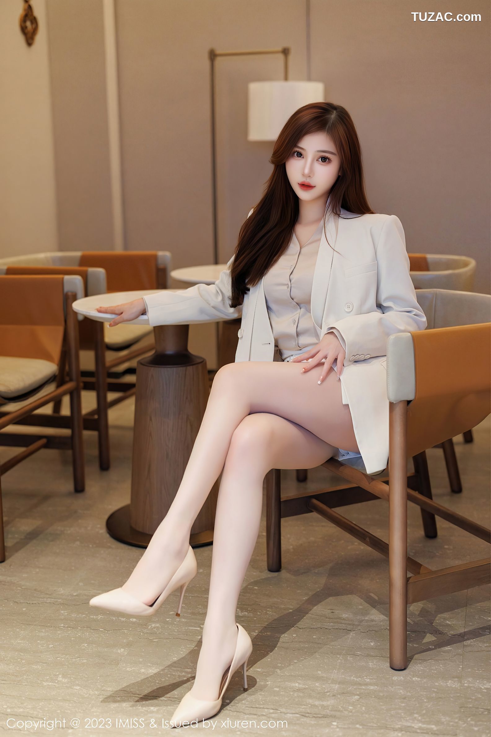 IMiss爱蜜社-732-Lavinia肉肉-米色OL职业装浅灰蕾丝内衣-2023.04.24