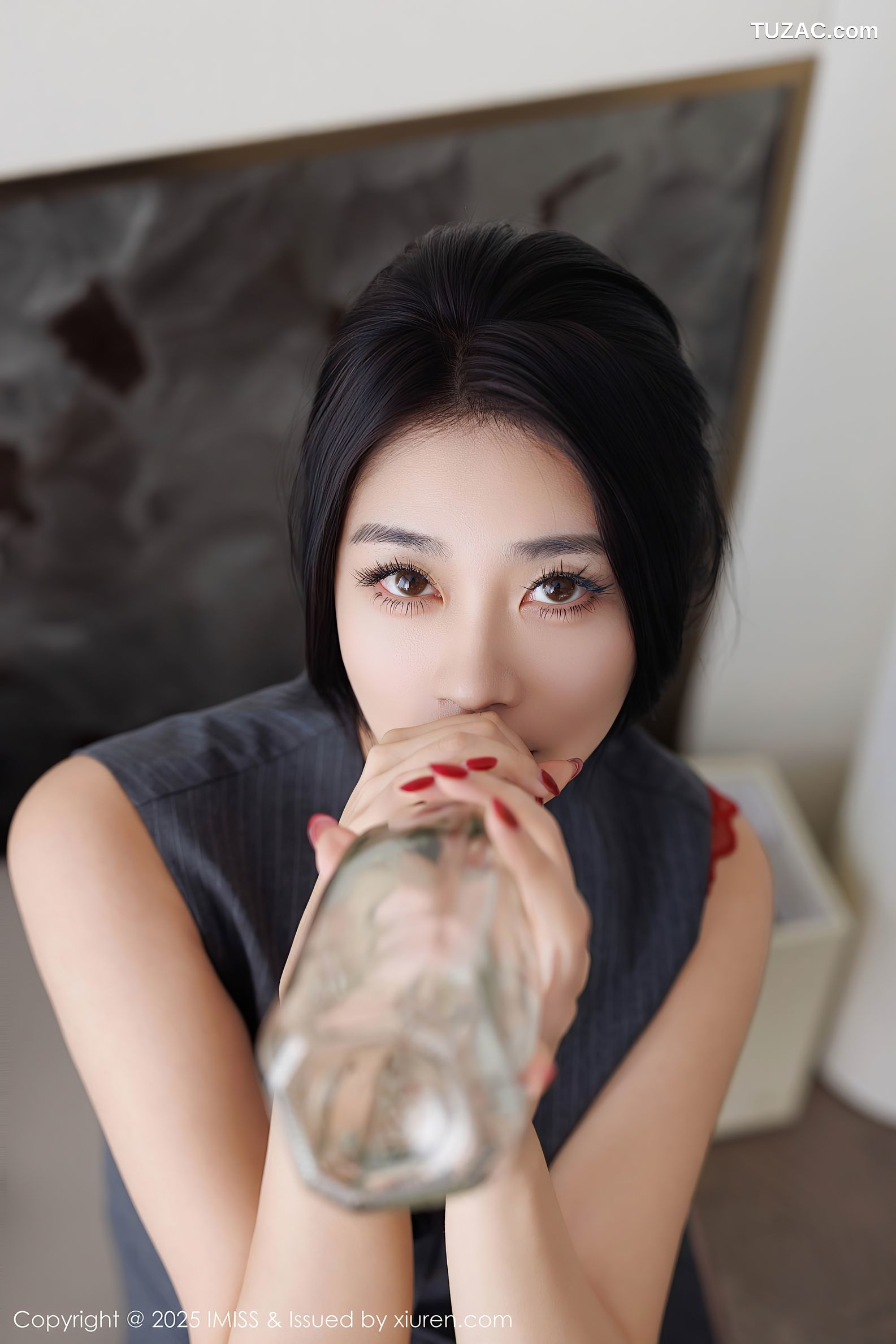 IMiss爱蜜社-787-许诺Sabrina-OL深灰裙装黑丝红色内衣-2025.03.19