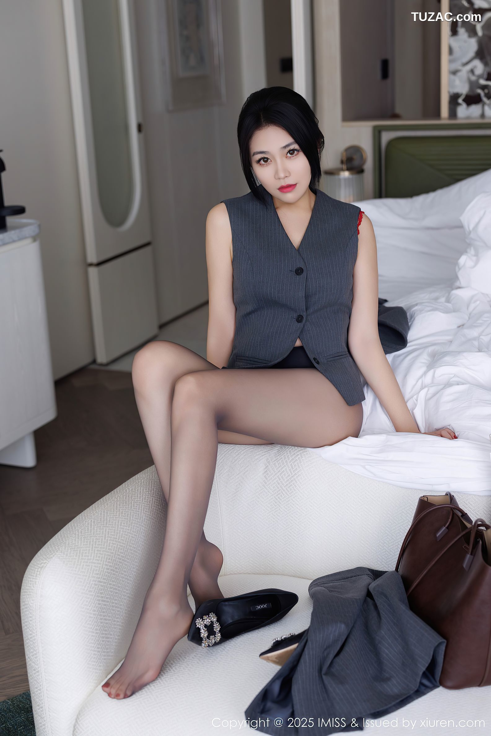 IMiss爱蜜社-787-许诺Sabrina-OL深灰裙装黑丝红色内衣-2025.03.19