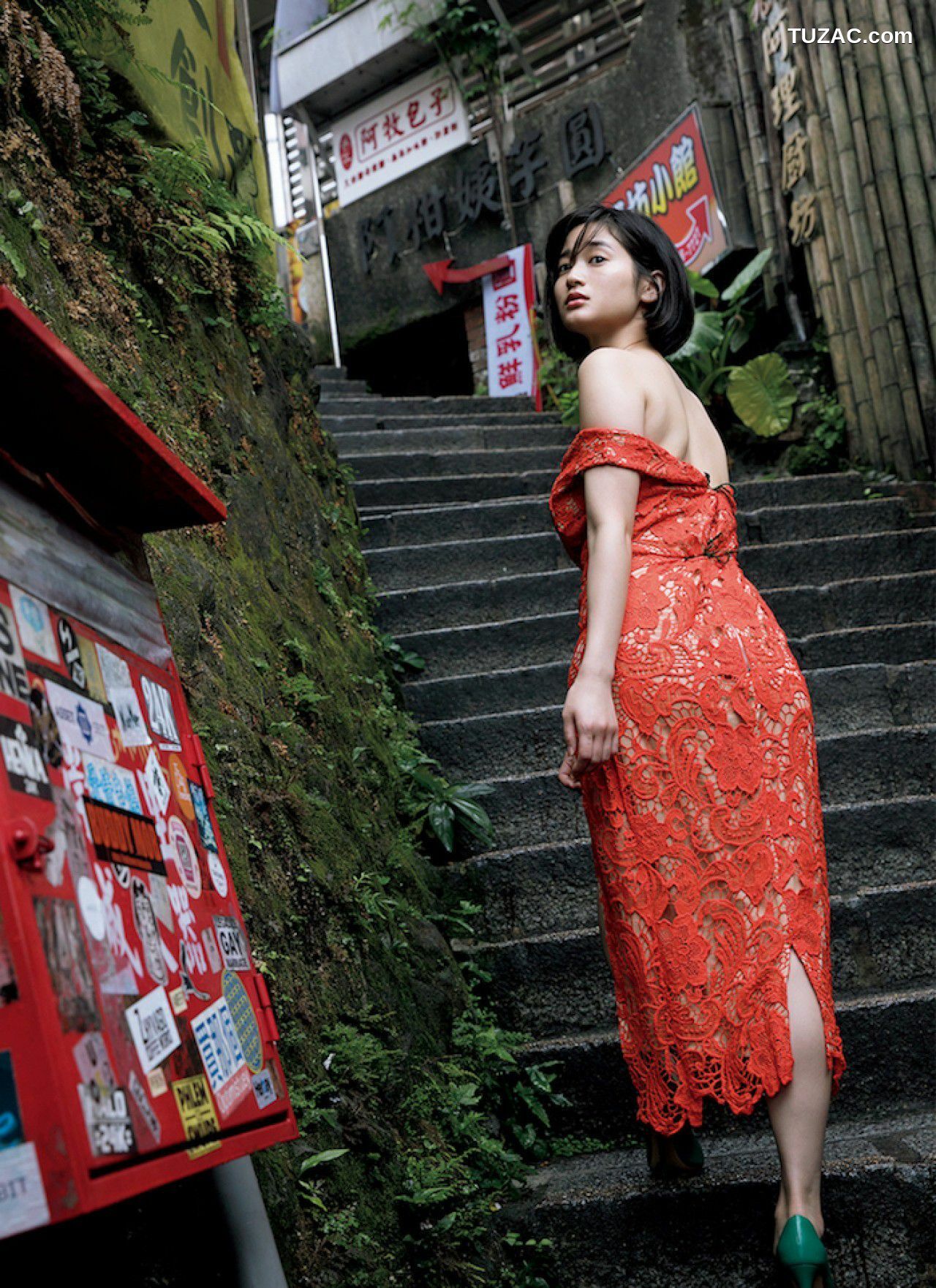 FRIDAY杂志写真_ 出口亜梨沙 《Gカップのテレビレポーター 「手ブラでは隠しきれないよ♡」》写真[7P]