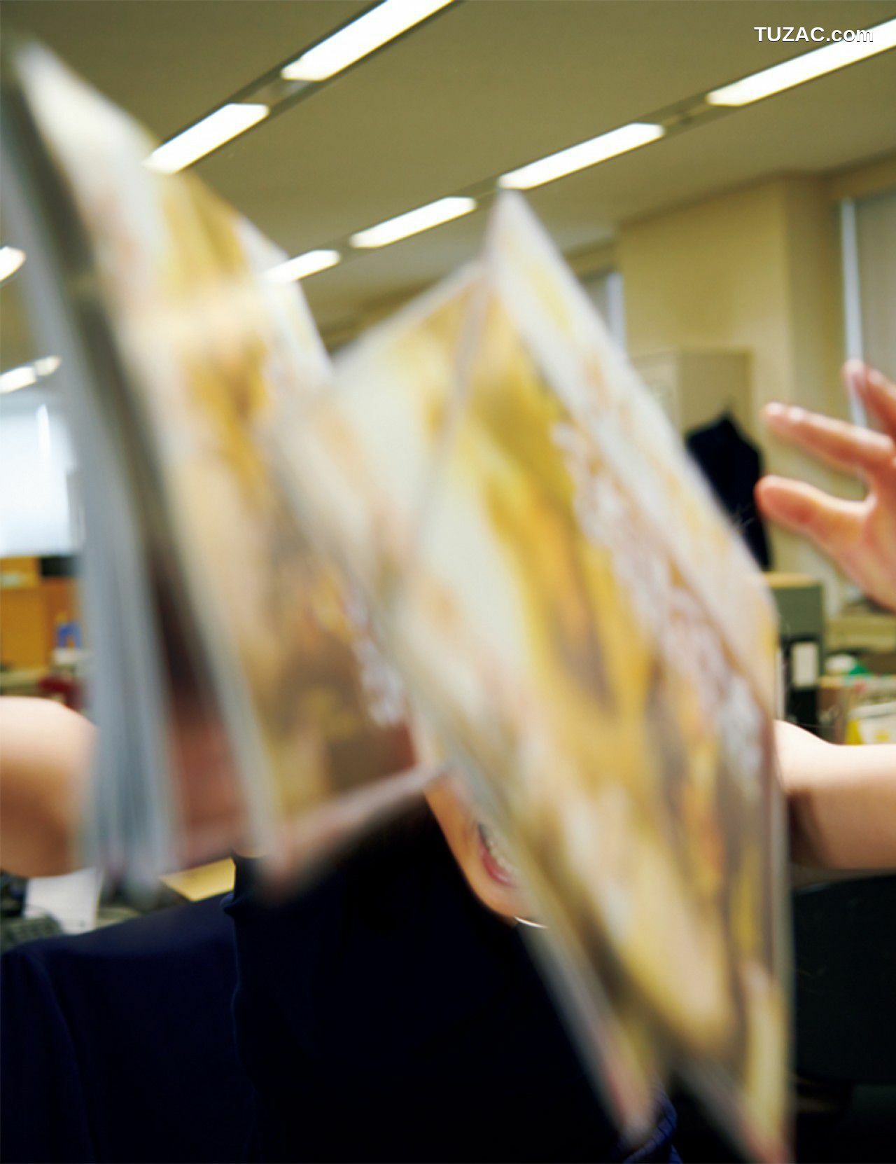 FRIDAY杂志写真_ 土屋太鳳 《オフィスでセクシー》写真[20P]