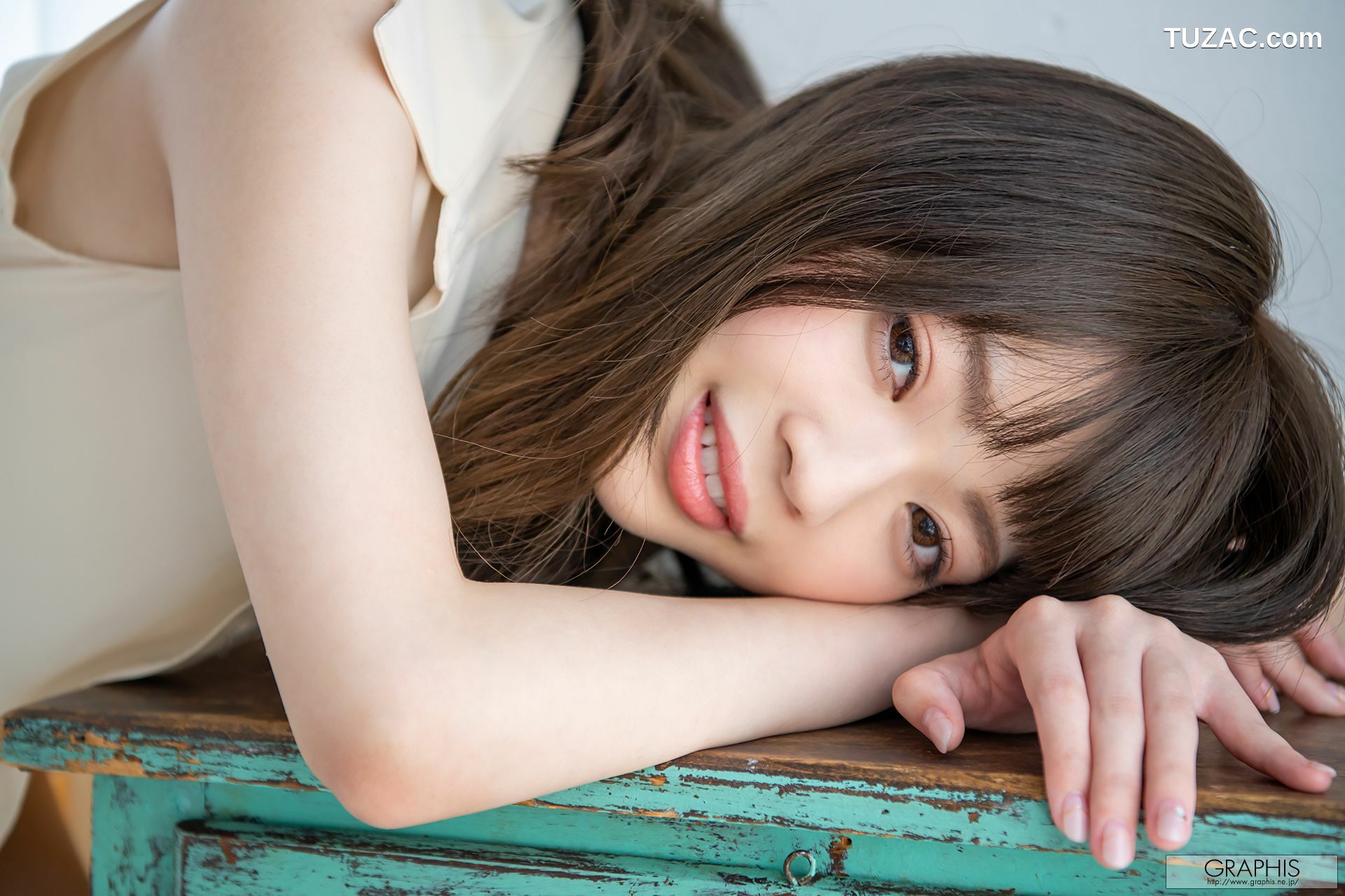 Graphis_ First Gravure 初脱ぎ娘 No.169 槙いずな(槙泉奈) 写真集[62P]