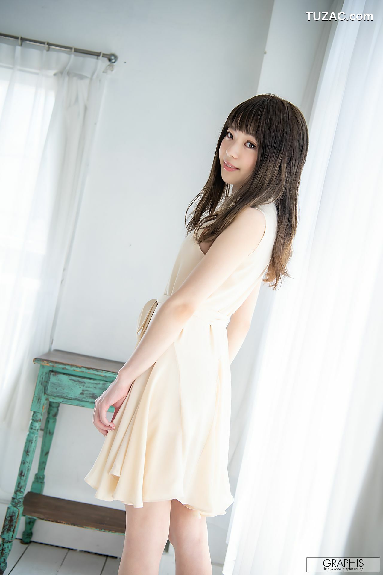 Graphis_ First Gravure 初脱ぎ娘 No.169 槙いずな(槙泉奈) 写真集[62P]