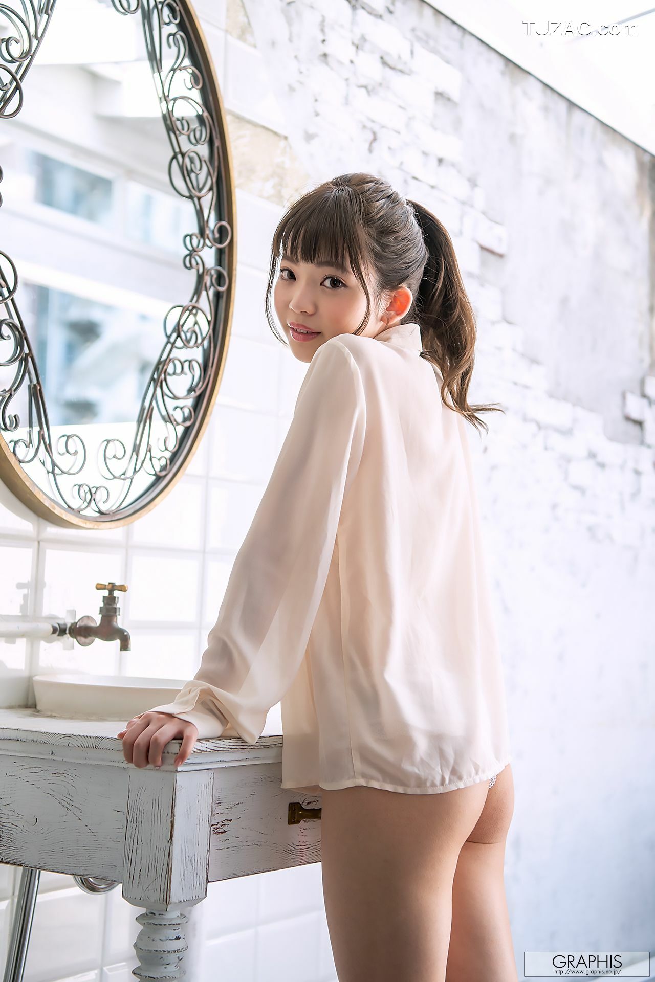 Graphis_ First Gravure 初脱ぎ娘 No.169 槙いずな(槙泉奈) 写真集[62P]