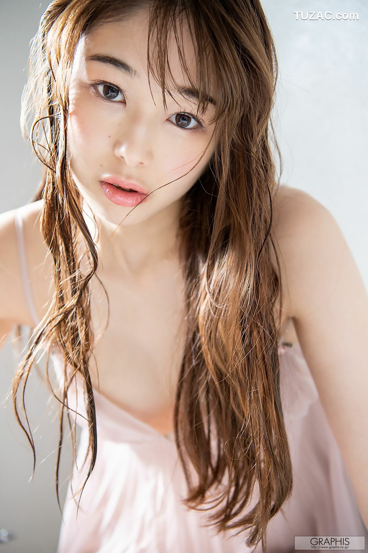 Graphis_ 每日一枚 Amin Niina 新名あみん 写真集[15P]