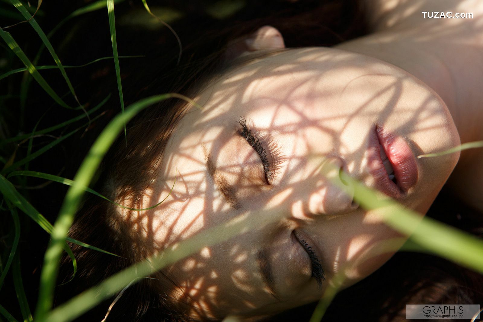 Graphis_Beni Ito 伊东红 First Gravure 初脱ぎ娘 写真集[44P]