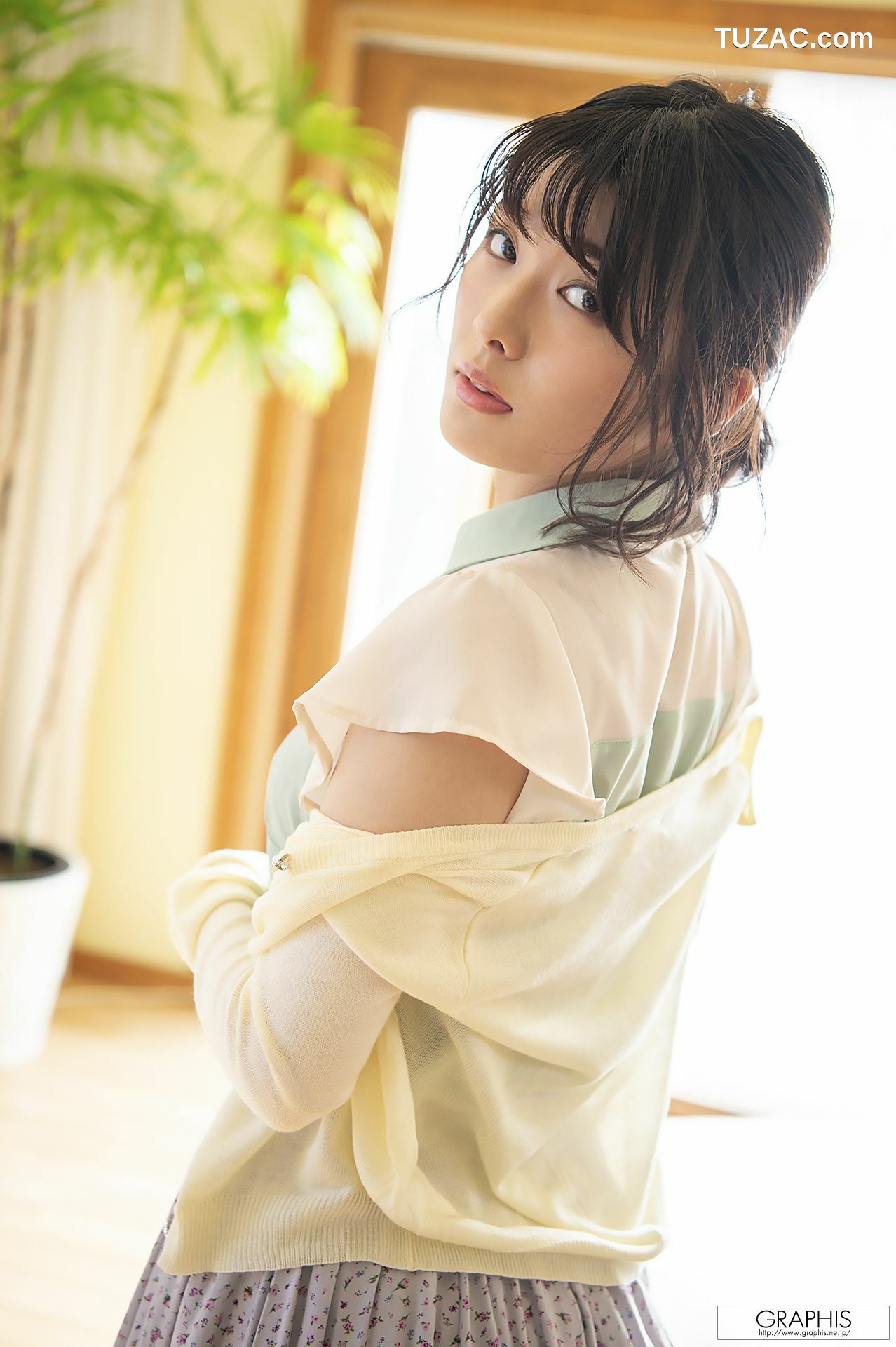 Graphis_Hinata Koizumi 小泉ひなた(小泉日向) First Gravure 写真集[72P]