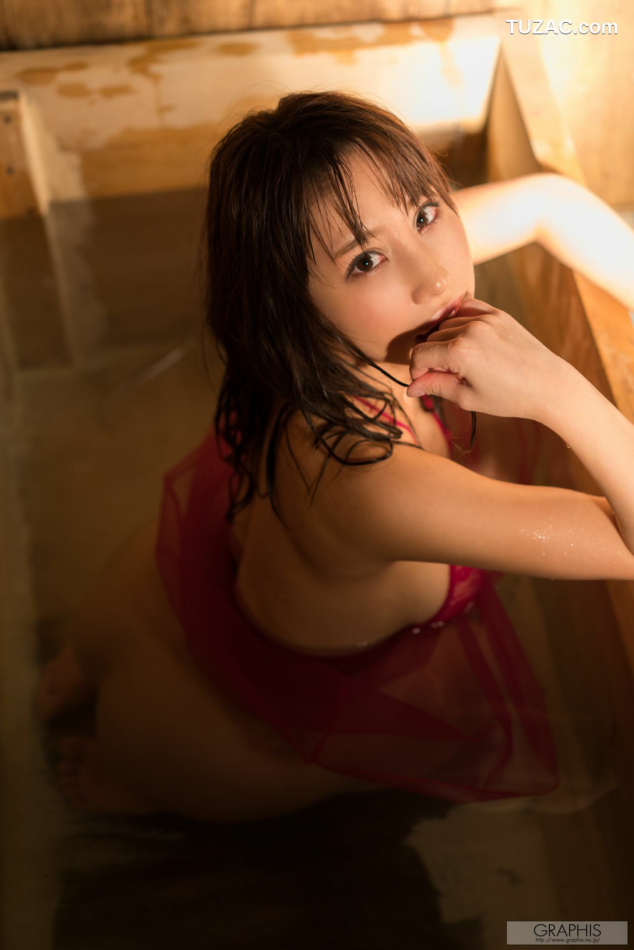Graphis_あやみ旬果『Sunbeams leaves』 Gals 写真集[29P]