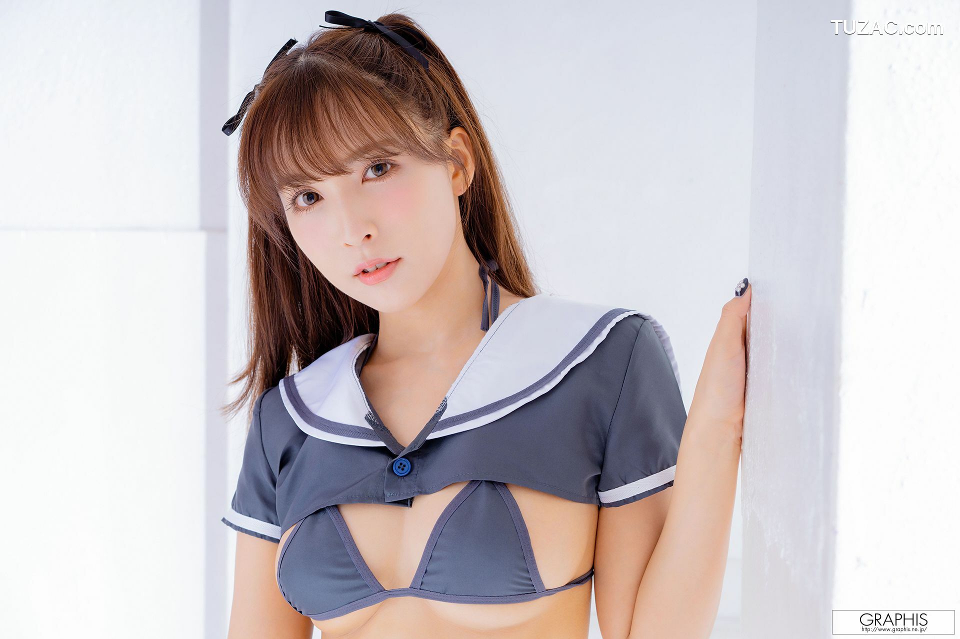 Graphis_三上悠亜《New Year 2020》 Limited Edition 写真集[23P]