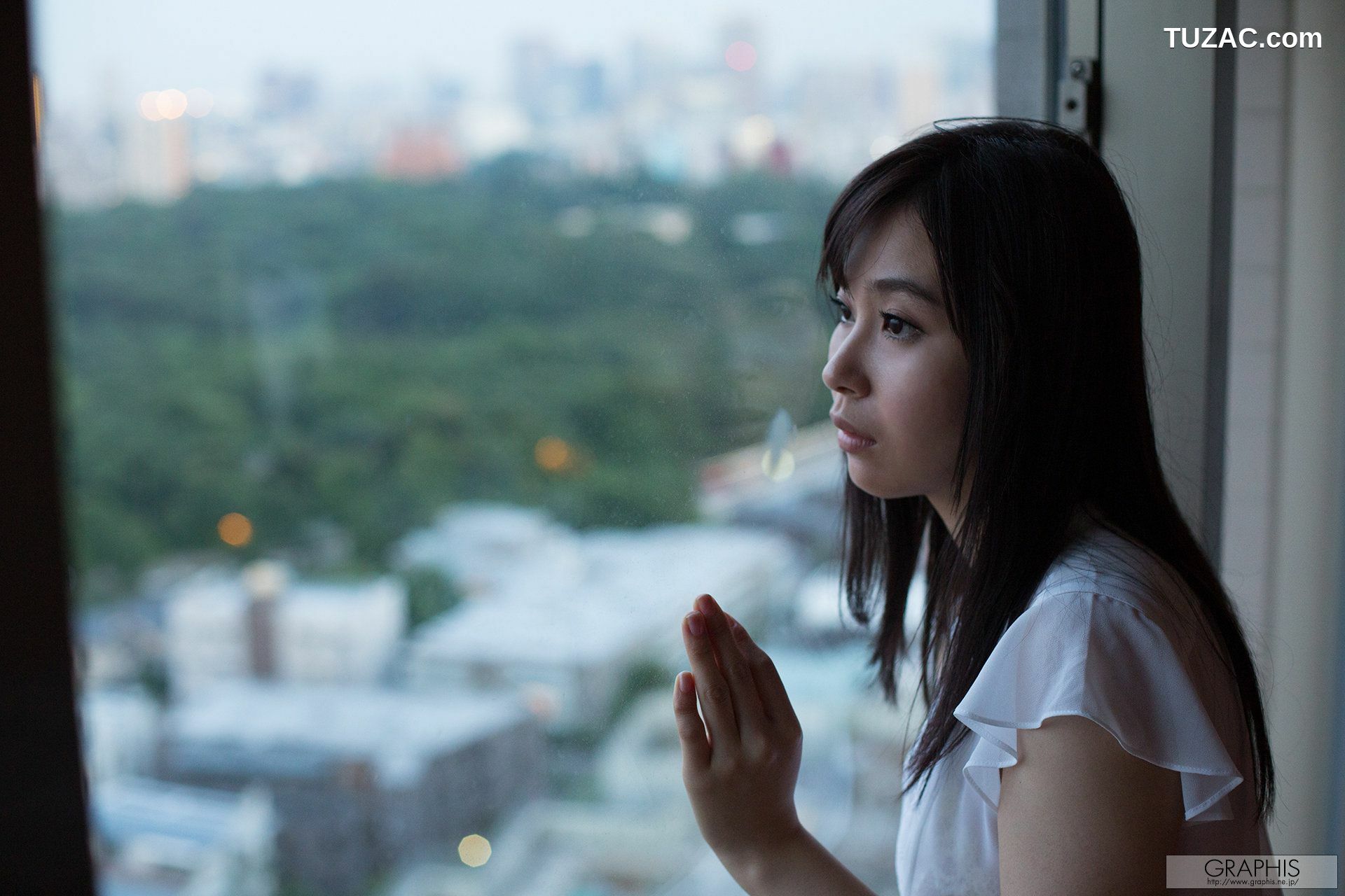 Graphis_小川桃果 First Gravure 初脫ぎ娘 写真集[57P]