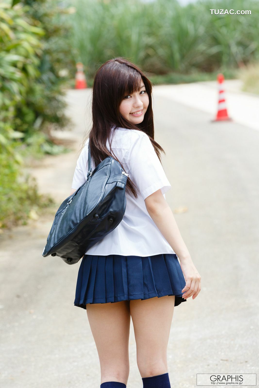 Graphis_葉山めい/叶山芽衣 First Gravure 初脱ぎ娘 写真集[37P]