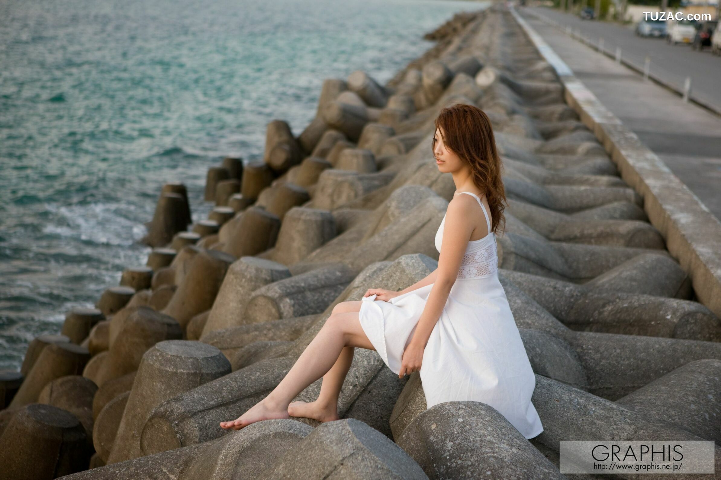 Graphis_雨音レイラ《Raindrops》 Special Contents 写真集[71P]