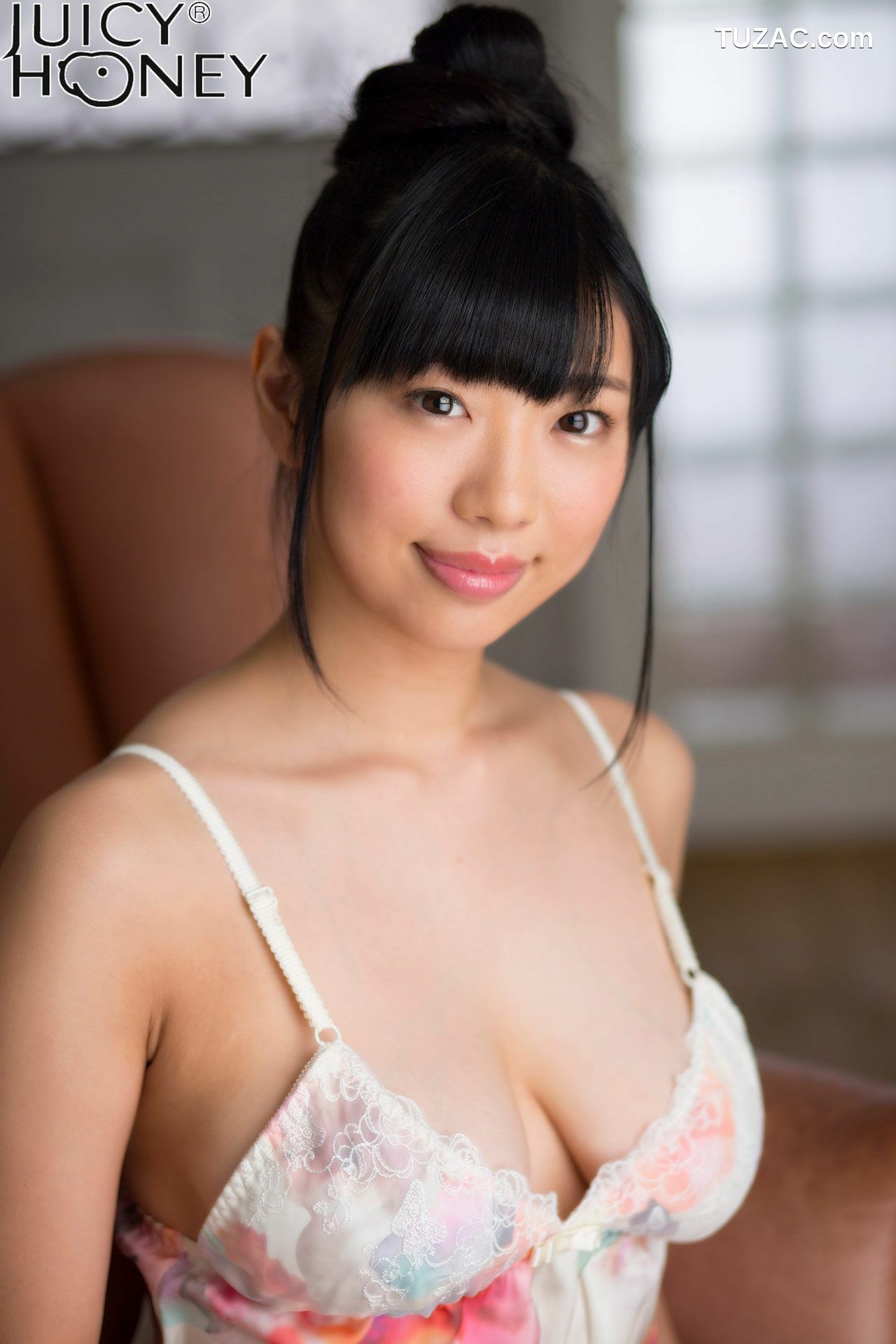 Juicy Honey_ トレカ連動写真集 桐谷まつり《THE.DELUXE.2017》 写真集[29P]