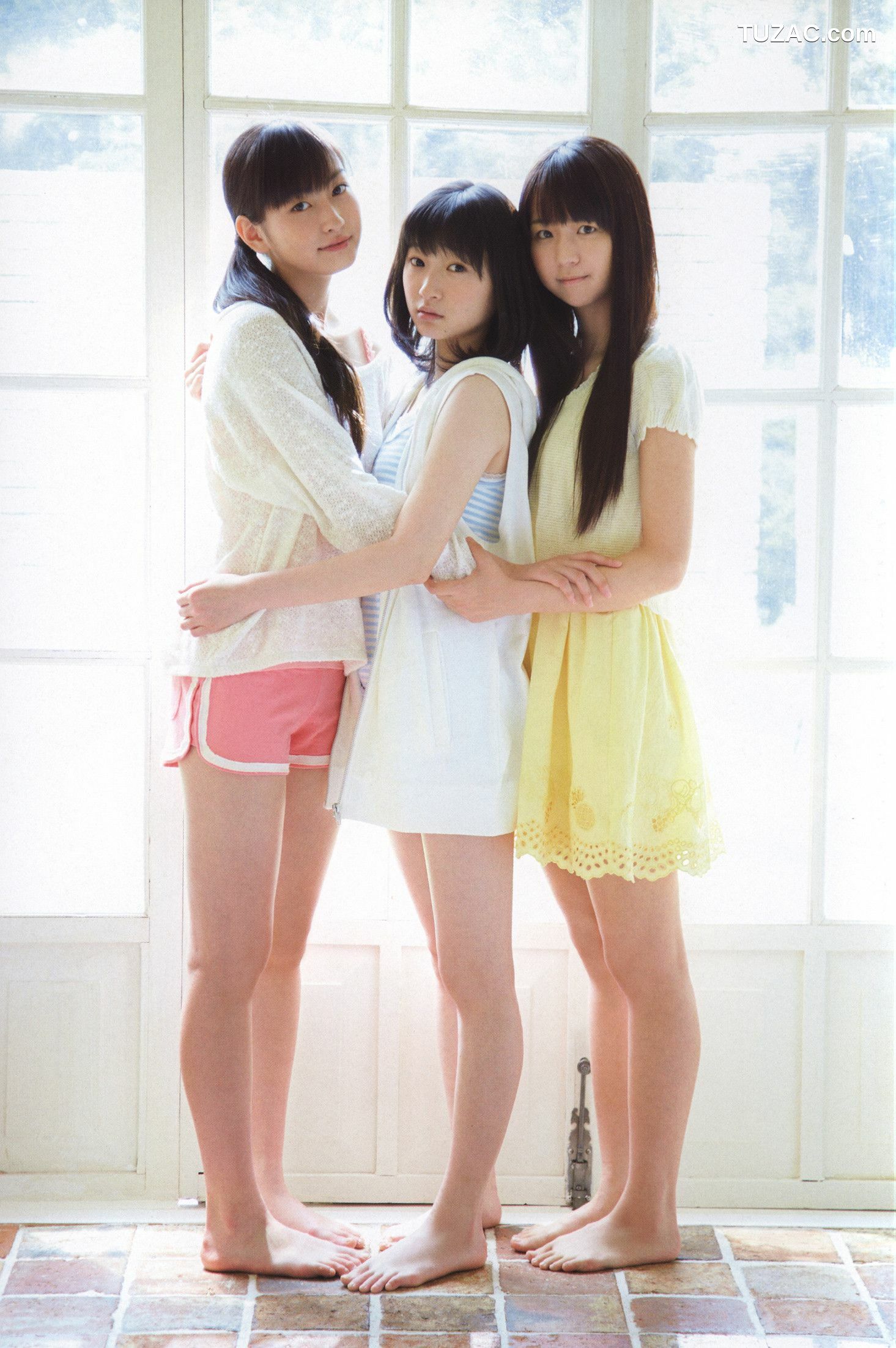 PB写真集_Juice=Juice《OFFICIAL PHOTO BOOK》 写真集[90P]