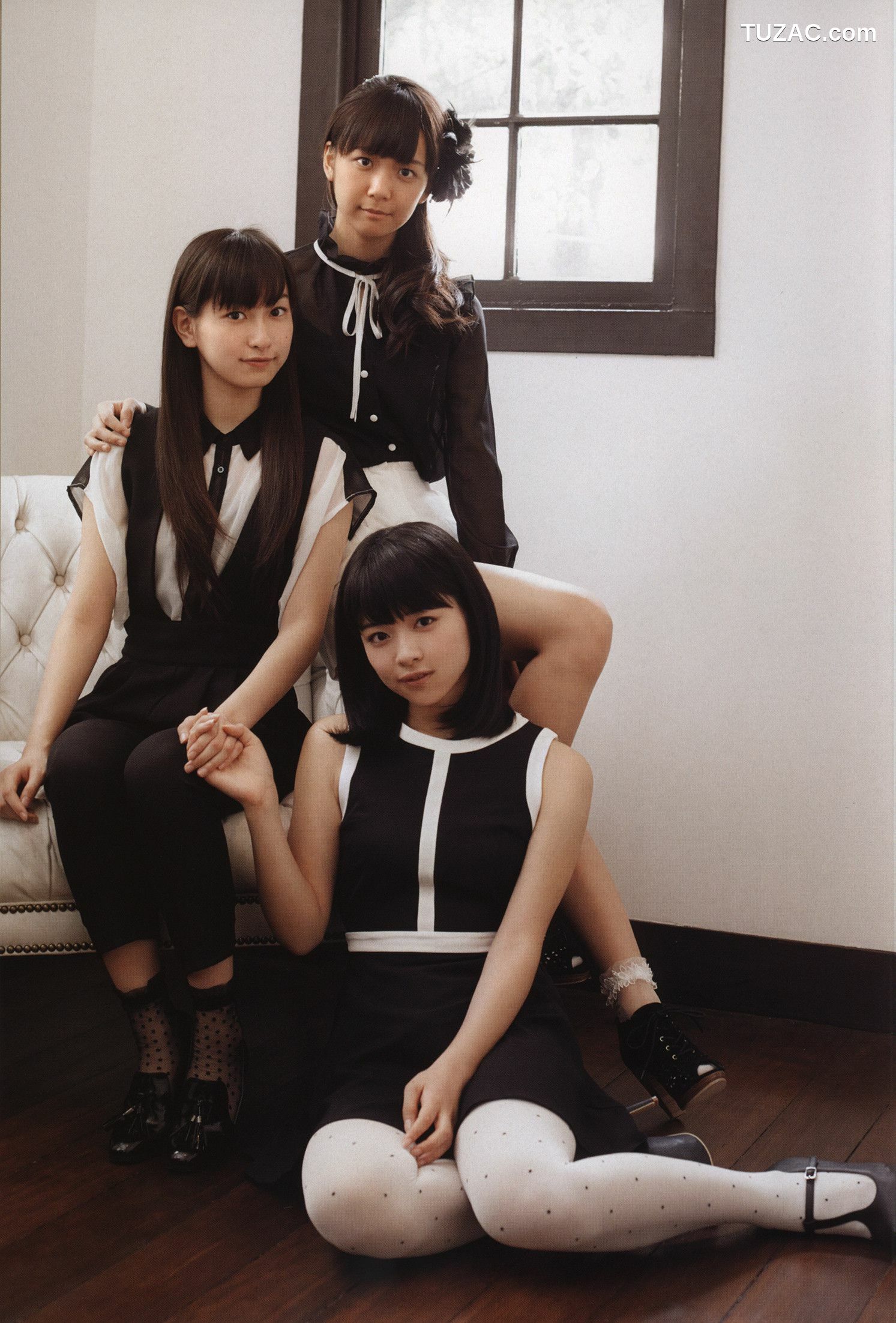 PB写真集_Juice=Juice《OFFICIAL PHOTO BOOK》 写真集[90P]