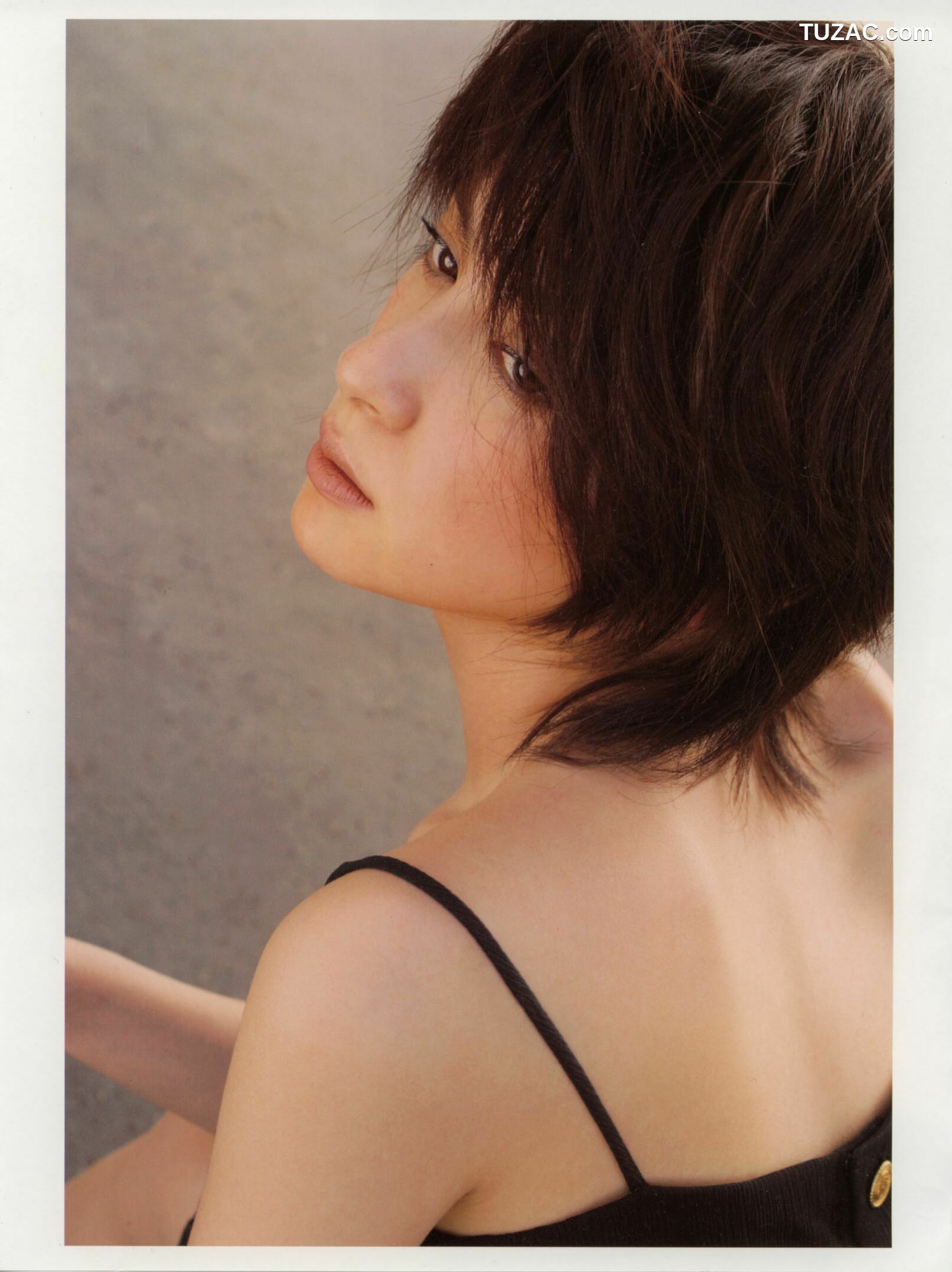 PB写真集_奥菜恵《The Okina 3／3 in Paris》 [85P]