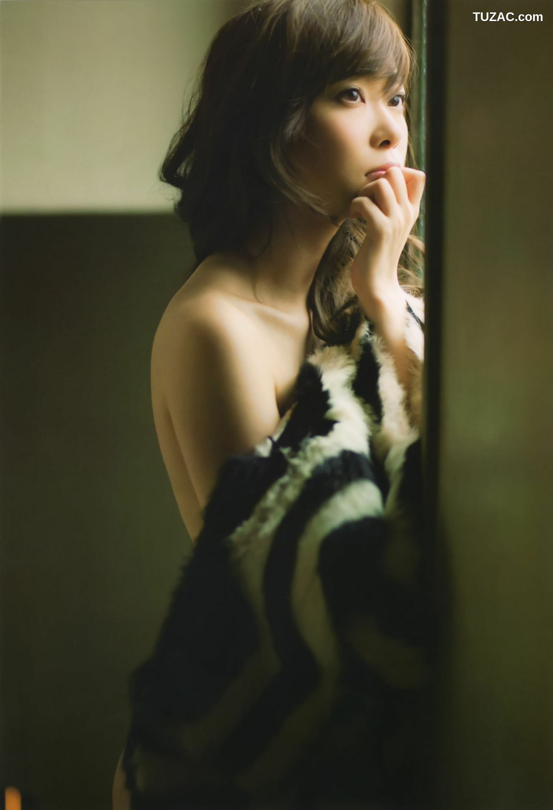 PB写真集_指原莉乃 《スキャンダル中毒》 [104P]