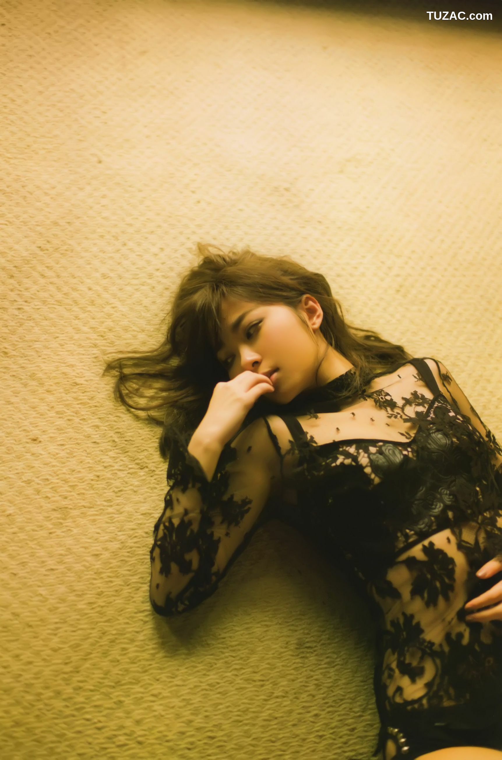 PB写真集_指原莉乃 《スキャンダル中毒》 [104P]