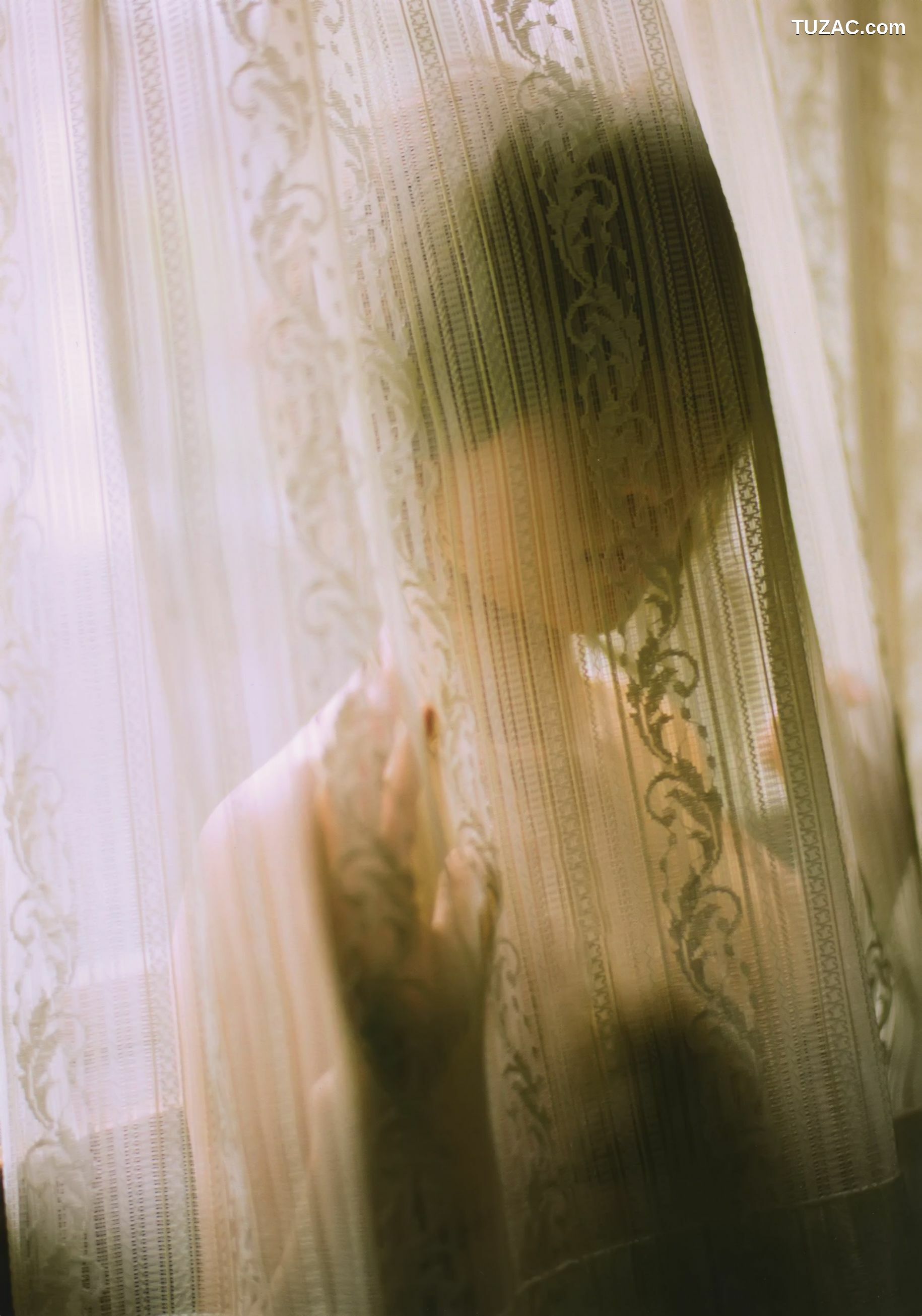 PB写真集_指原莉乃 《スキャンダル中毒》 [104P]