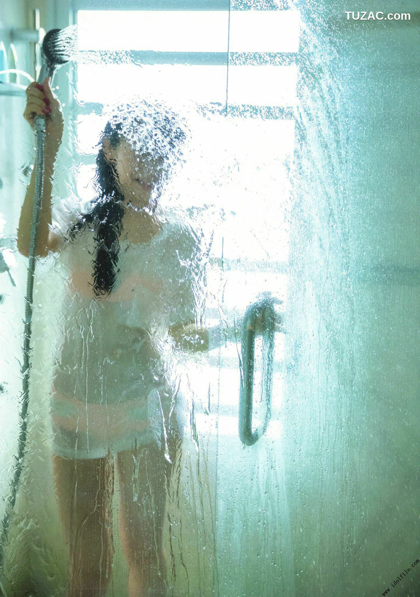 PB写真集_秋元真夏 1st《真夏の気圧配置》 写真集[145P]