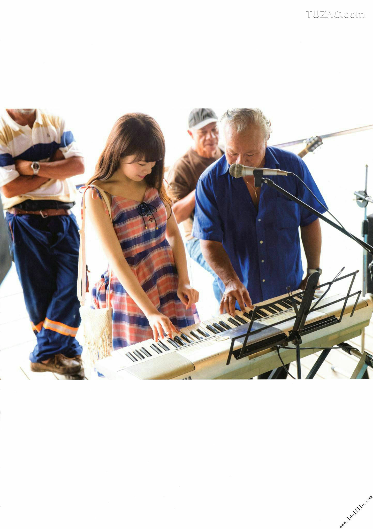 PB写真集_秋元真夏 1st《真夏の気圧配置》 写真集[145P]