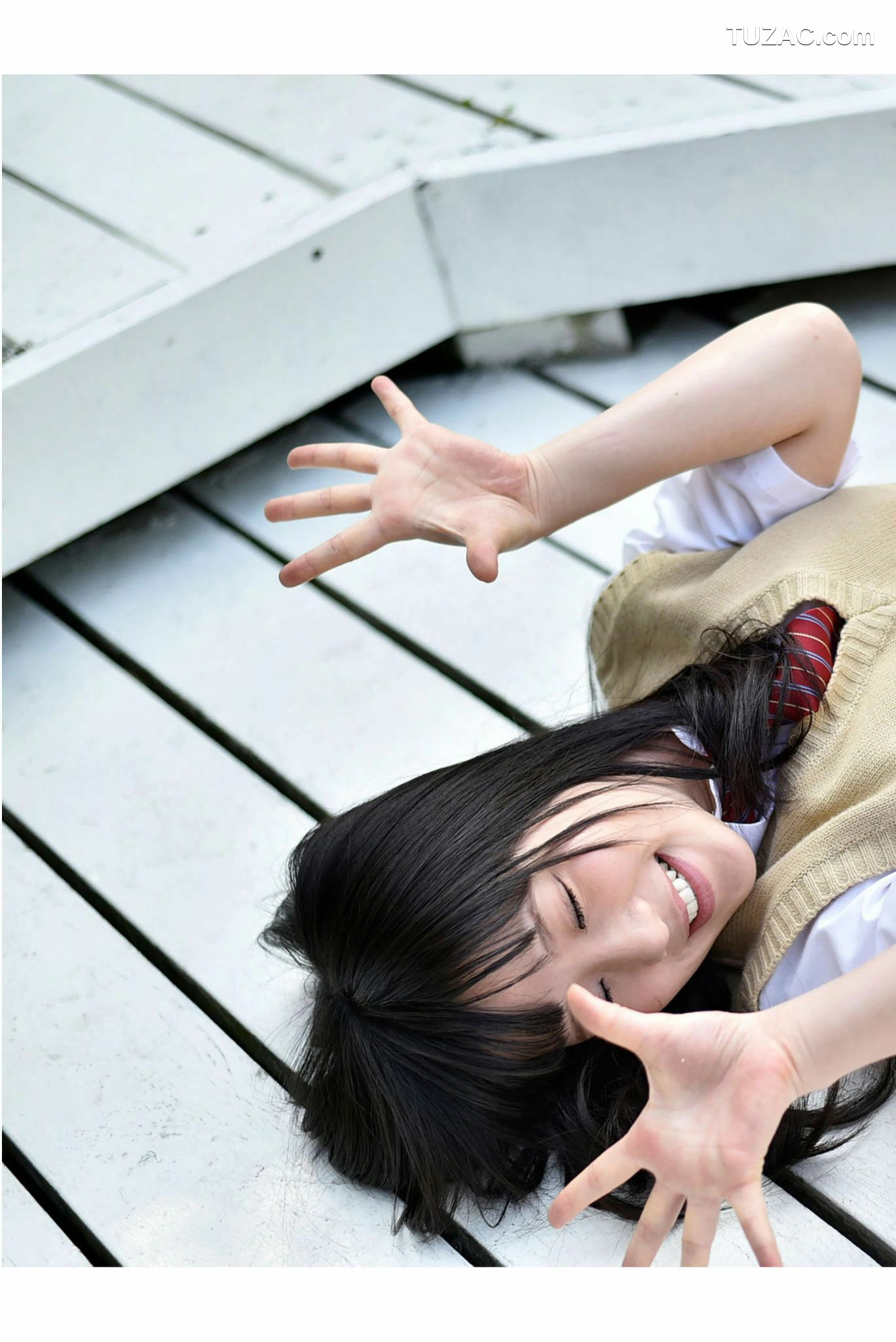 PB写真集_雨宮留菜 《女子校生 萌える絶対領域》 [100P]