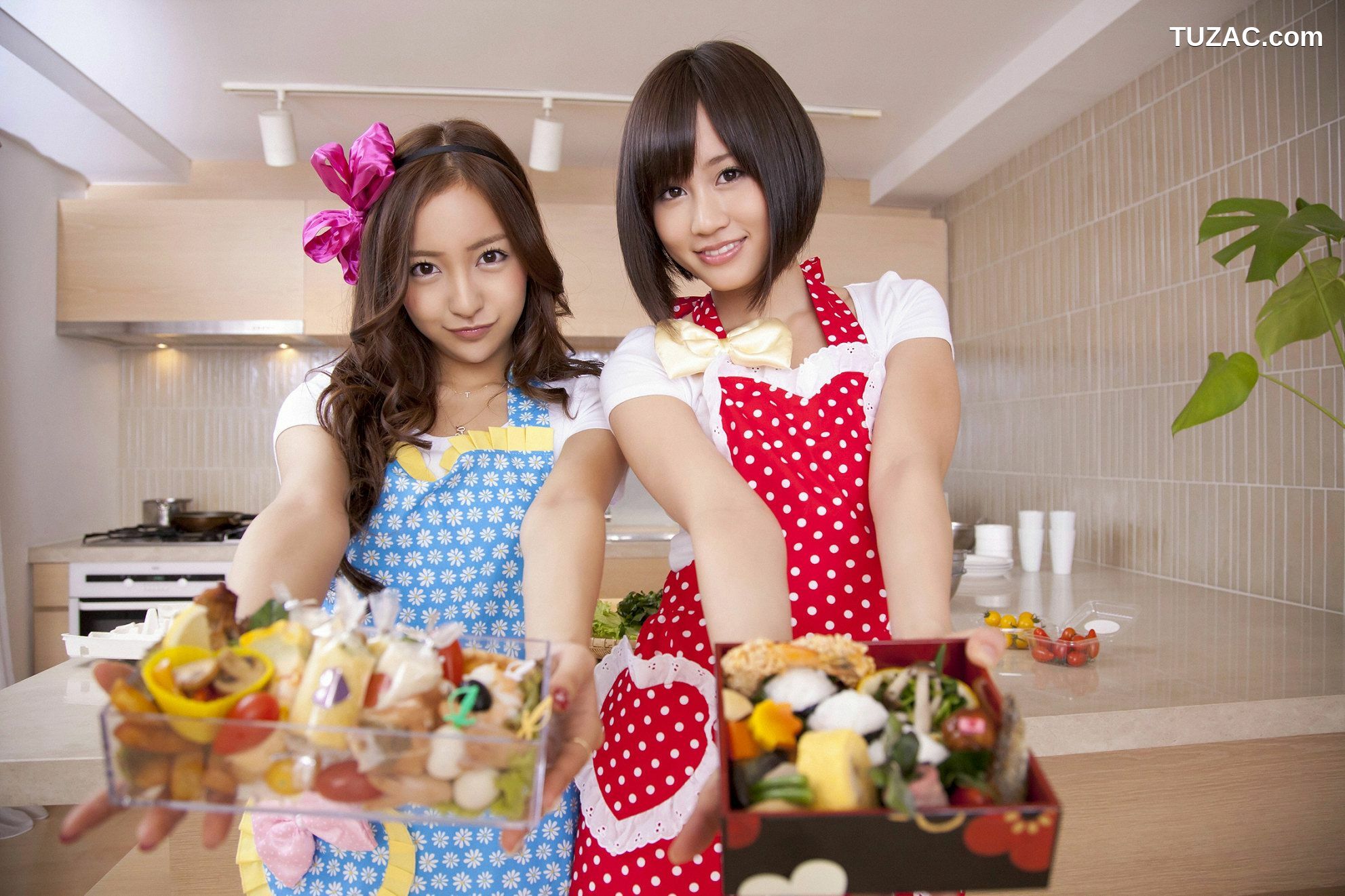 YS Web_前田敦子/板野友美《あっちゃん ともちん、ふたりで&hellip;》写真集 Vol.401[55P]