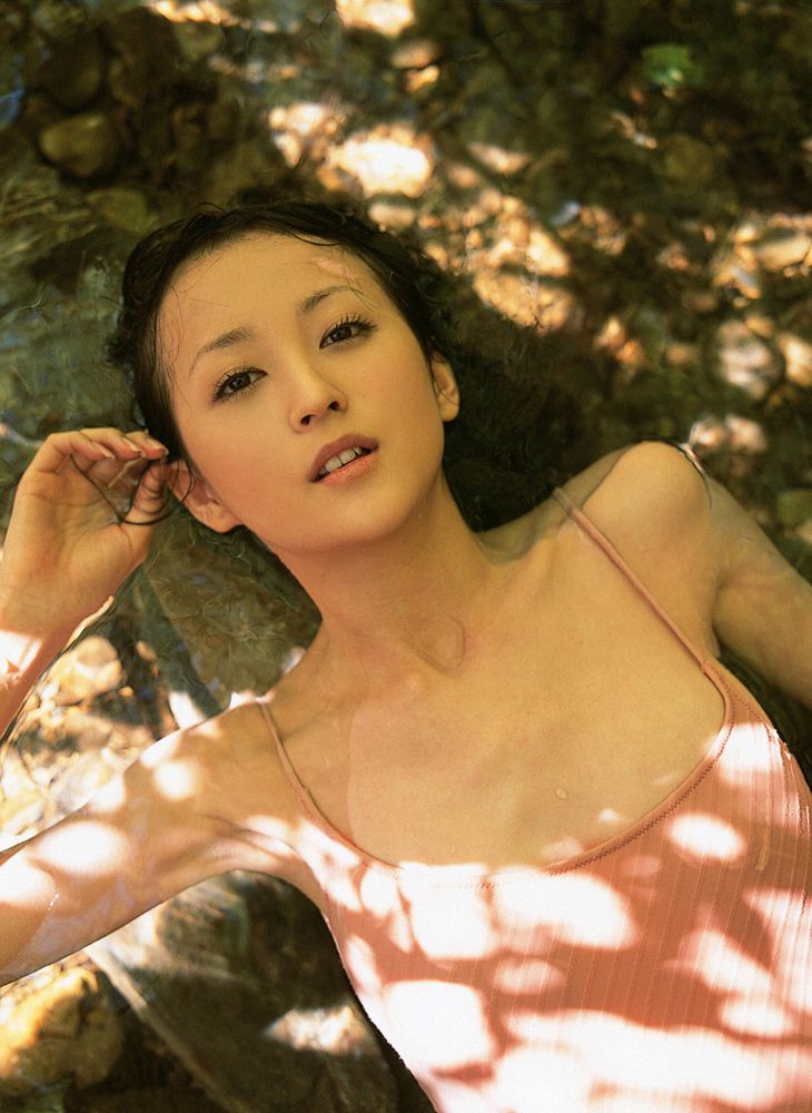 YS Web_小松彩夏《おソトで大冒険》写真集 Vol.146[81P]