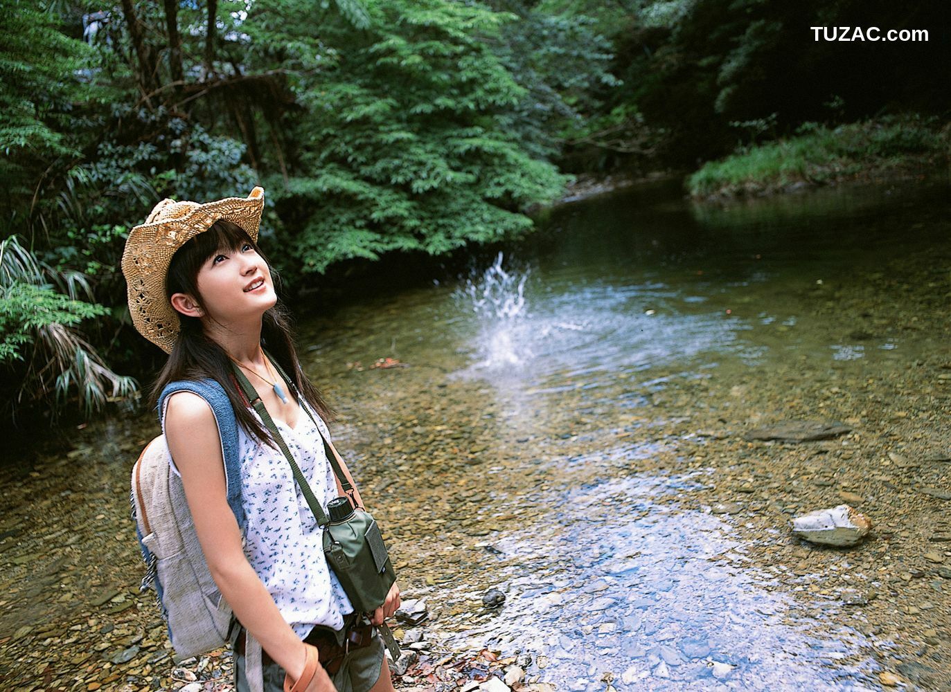 YS Web_小松彩夏《おソトで大冒険》写真集 Vol.146[81P]