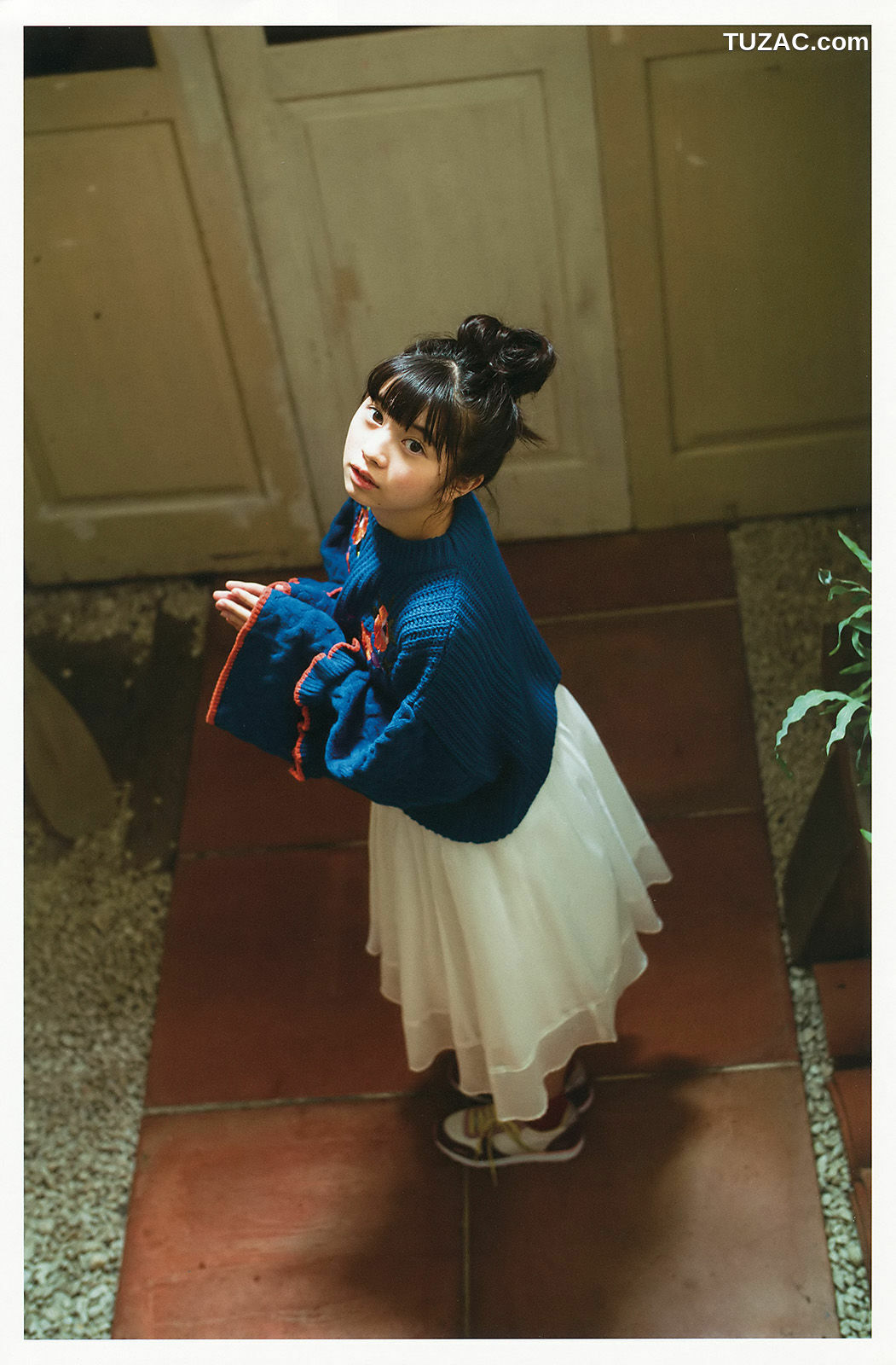 Young Gangan杂志写真_ 桜田ひより 小畑優奈 篠崎こころ 2017年No.24 写真杂志[35P]