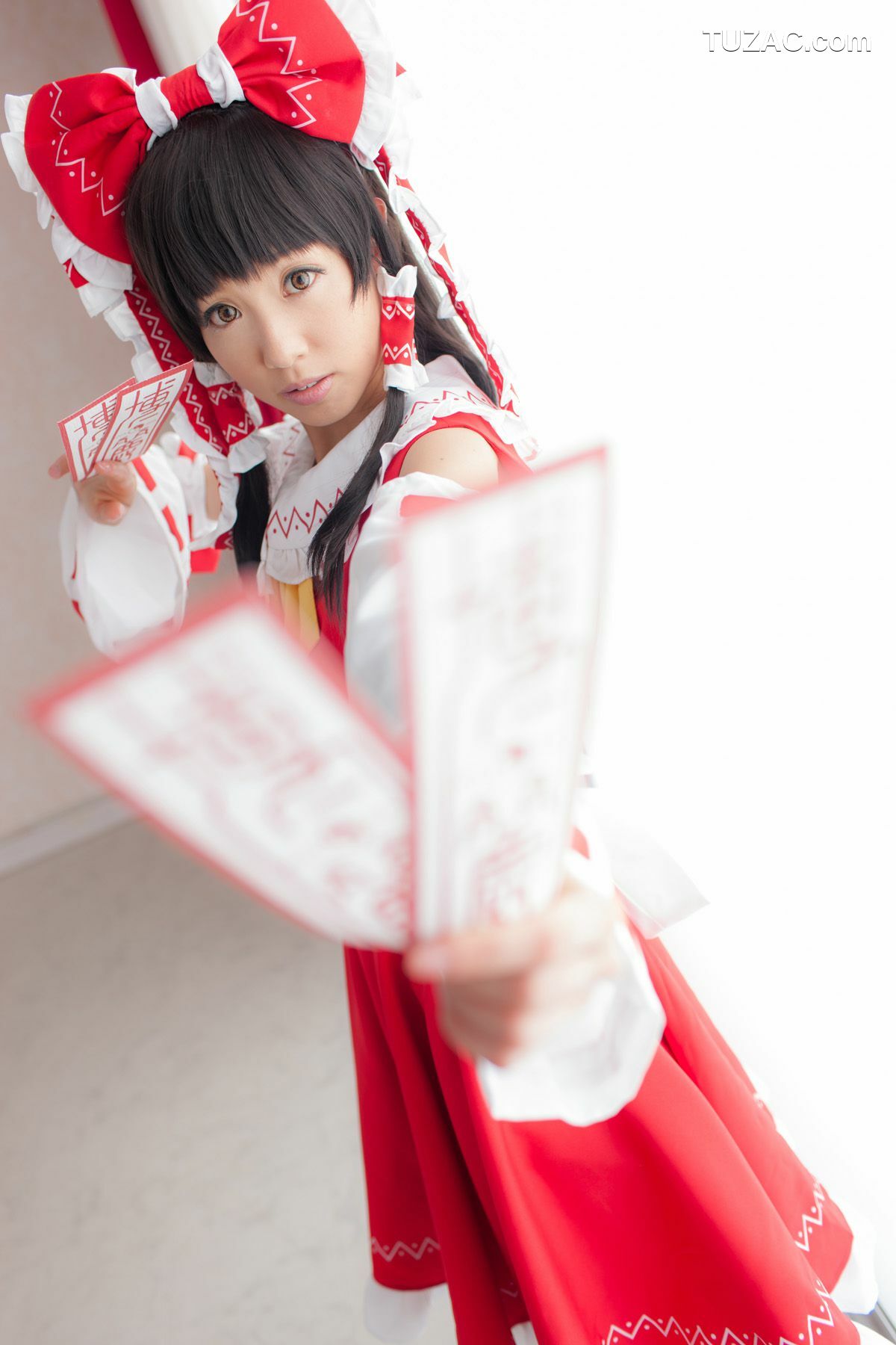 日本CosPlay_早乙女らぶ《東方Project》Hakurei Reimu(博麗霊夢) 写真集[69P]