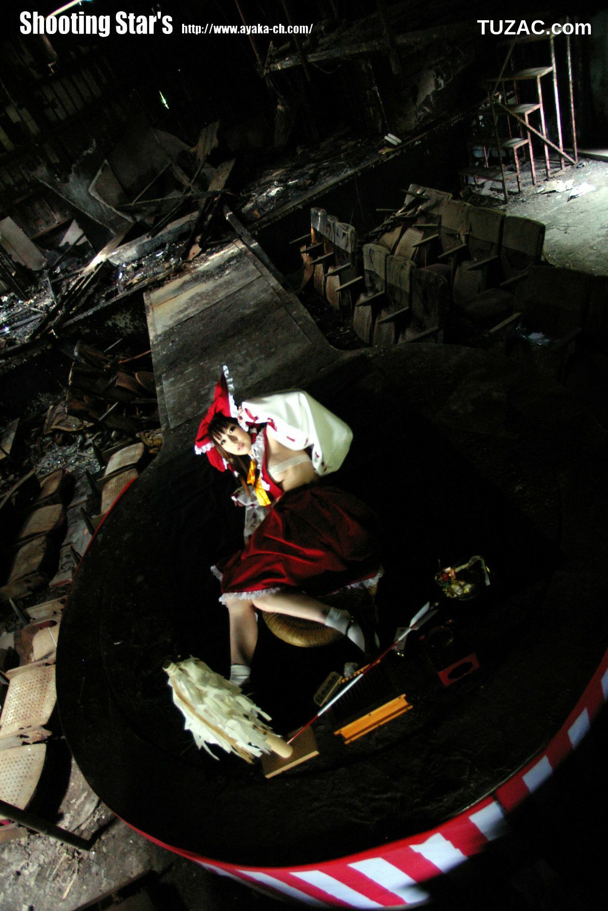 日本CosPlay_绫香 (Saku サク) 《東方Project》博麗霊夢 Reimu Hakurei 写真集