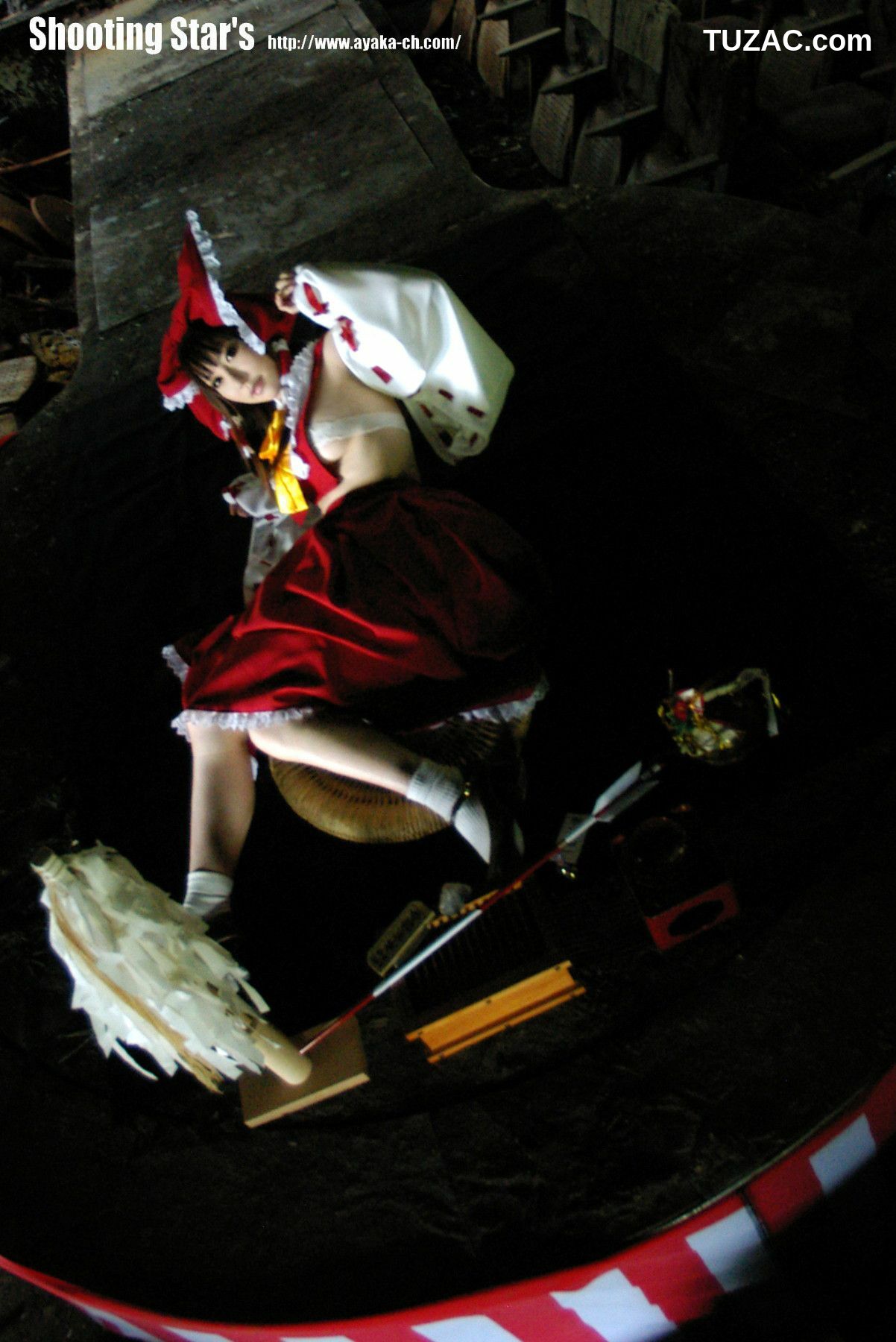 日本CosPlay_绫香 (Saku サク) 《東方Project》博麗霊夢 Reimu Hakurei 写真集