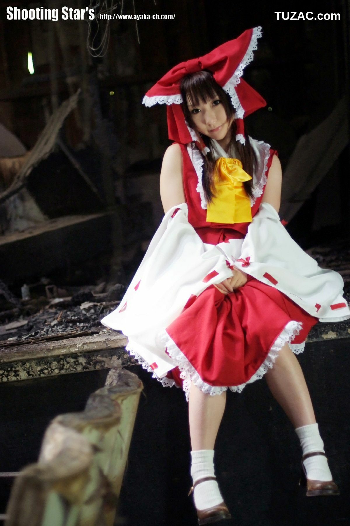 日本CosPlay_绫香 (Saku サク) 《東方Project》博麗霊夢 Reimu Hakurei 写真集