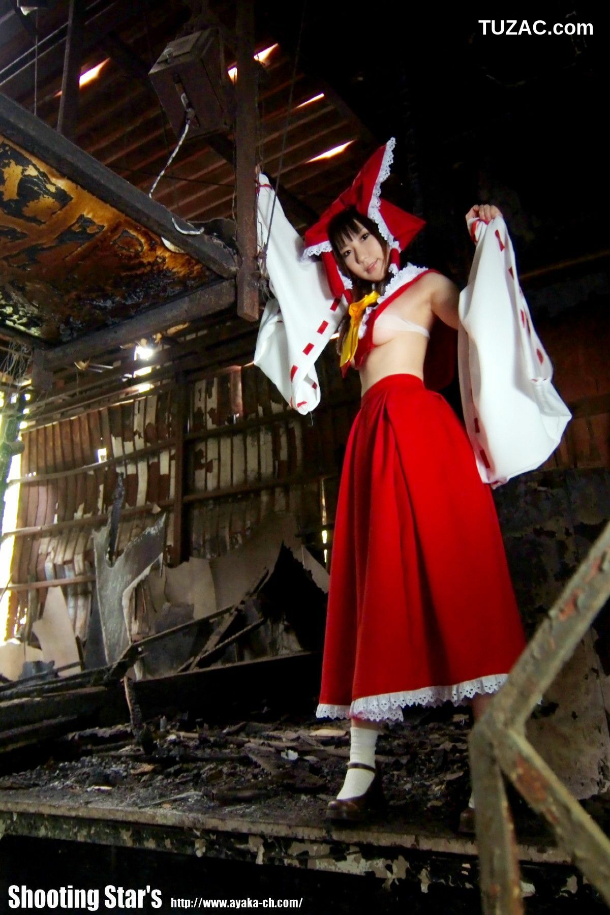 日本CosPlay_绫香 (Saku サク) 《東方Project》博麗霊夢 Reimu Hakurei 写真集