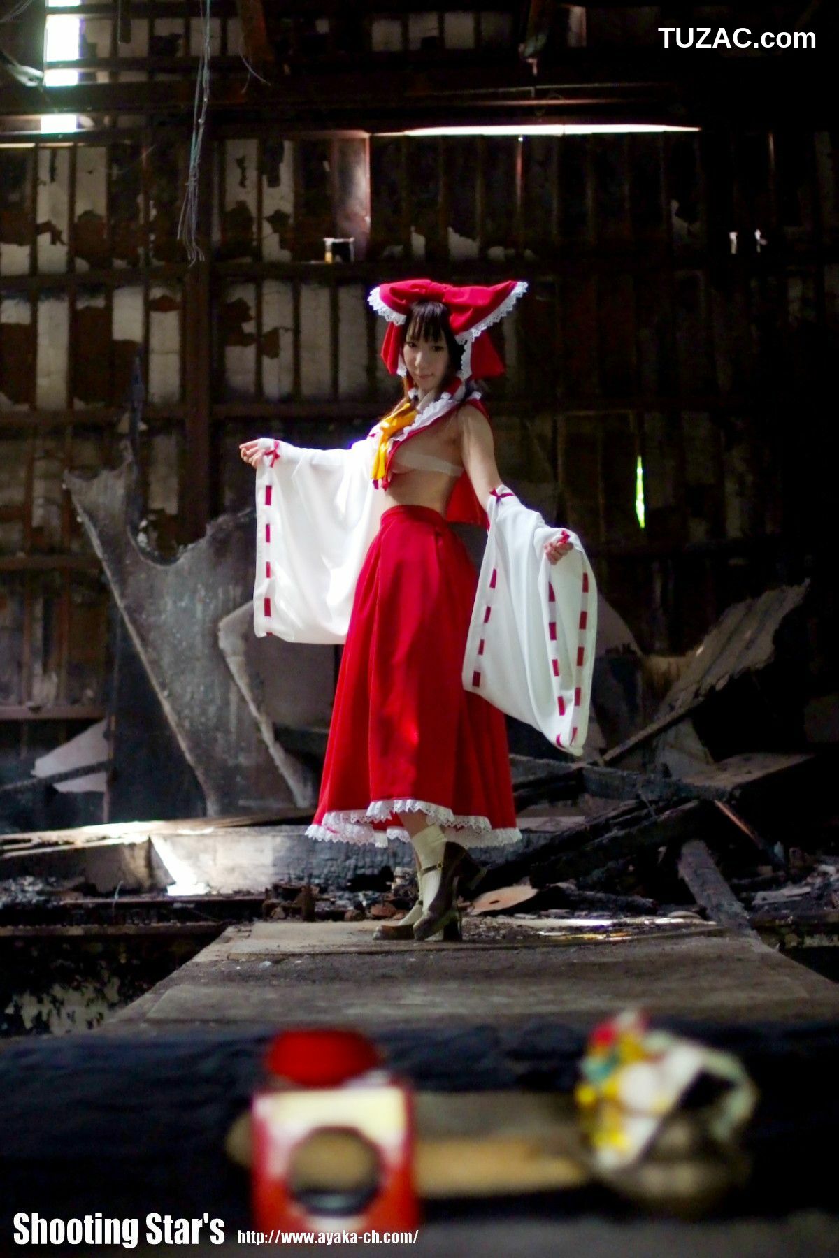 日本CosPlay_绫香 (Saku サク) 《東方Project》博麗霊夢 Reimu Hakurei 写真集