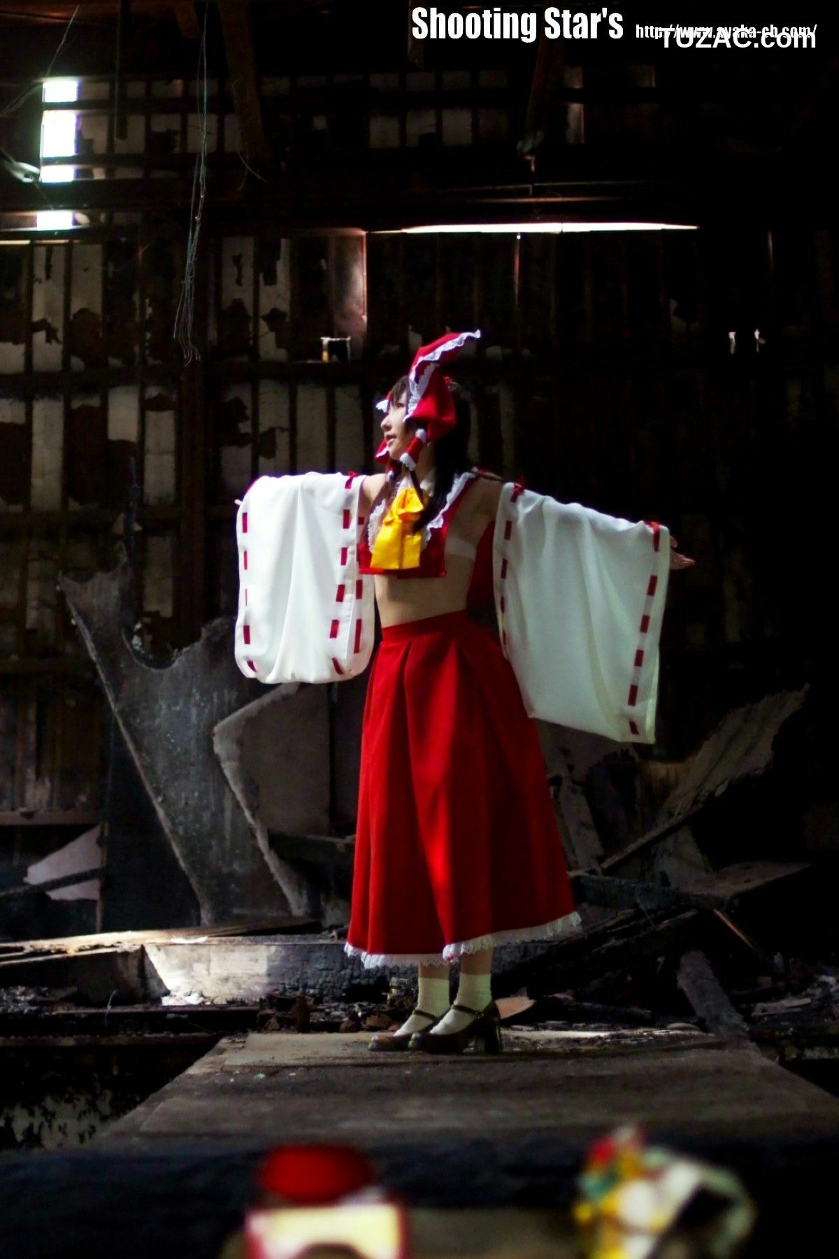 日本CosPlay_绫香 (Saku サク) 《東方Project》博麗霊夢 Reimu Hakurei 写真集