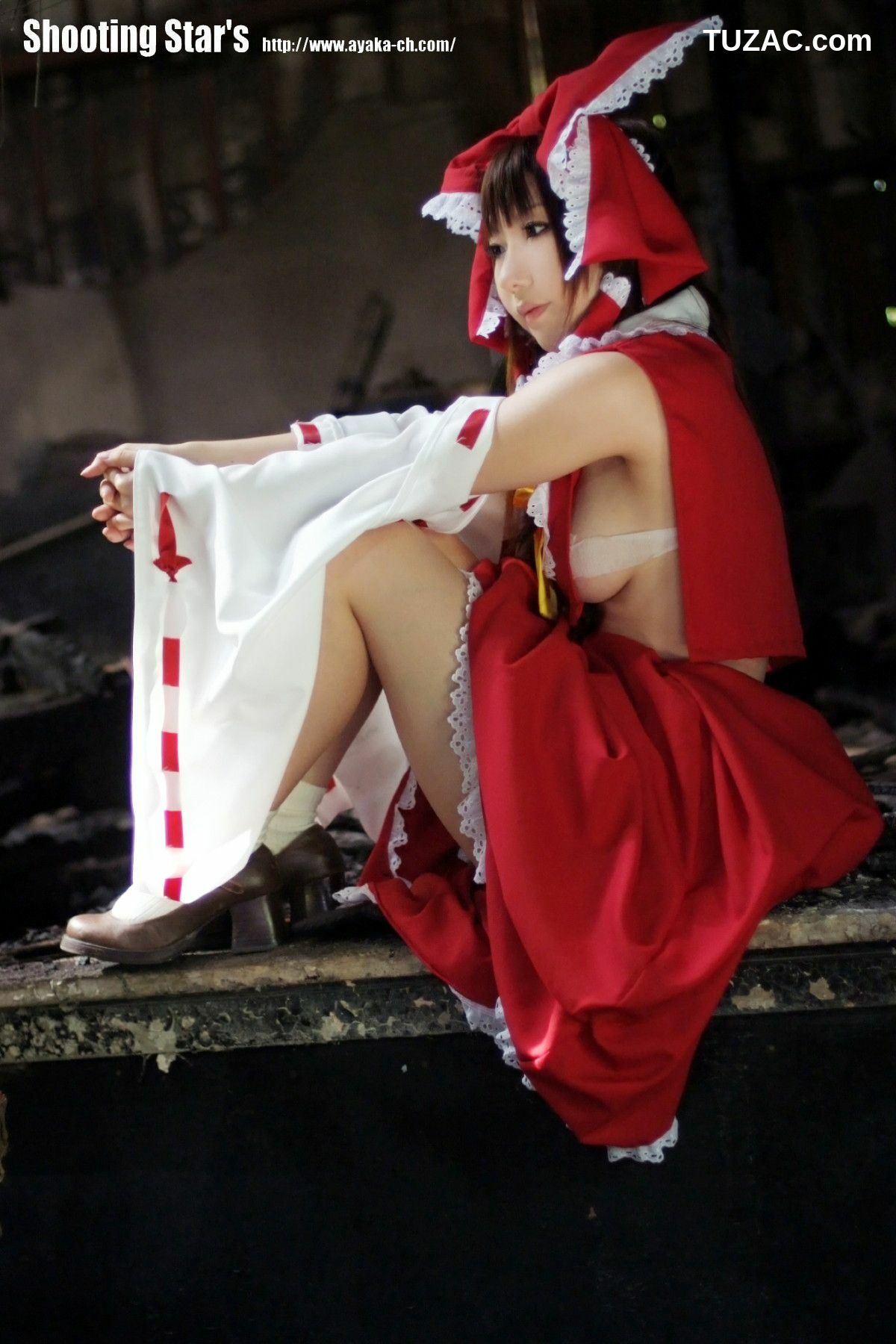 日本CosPlay_绫香 (Saku サク) 《東方Project》博麗霊夢 Reimu Hakurei 写真集