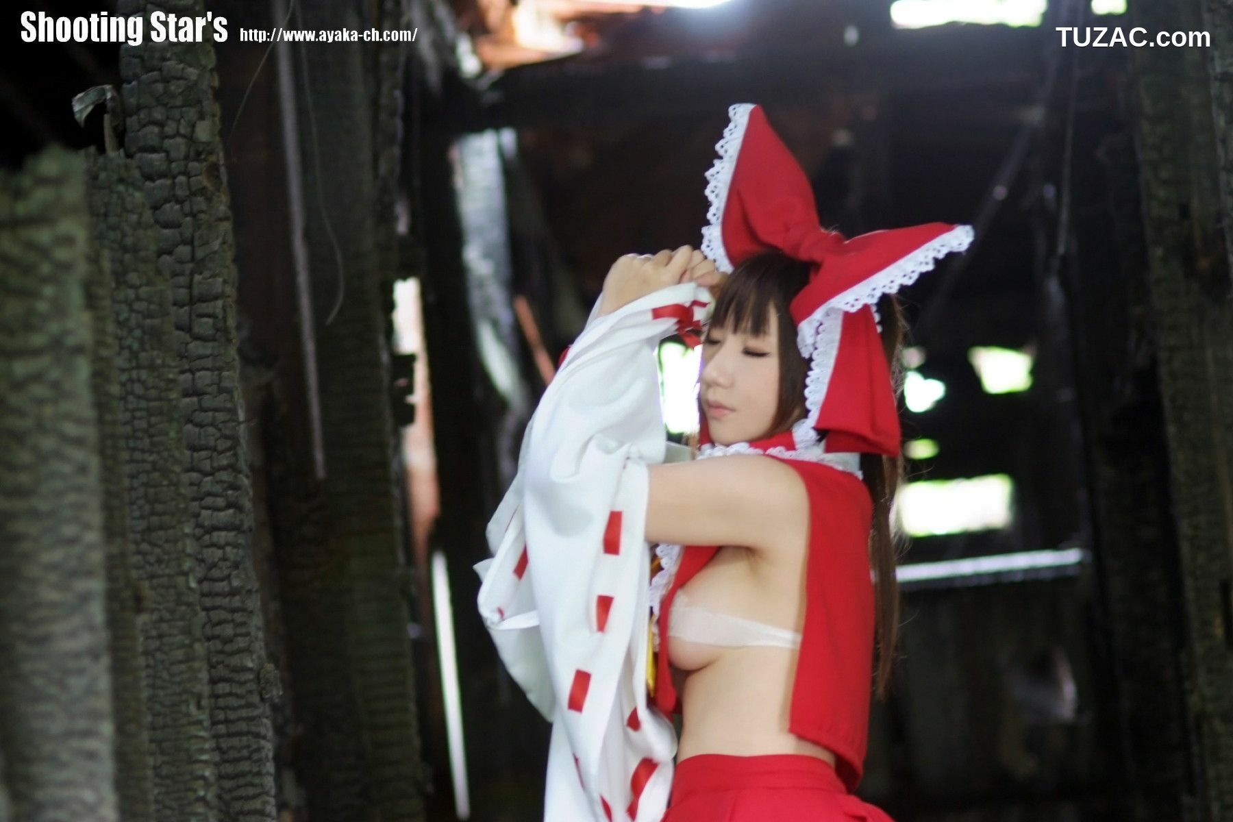日本CosPlay_绫香 (Saku サク) 《東方Project》博麗霊夢 Reimu Hakurei 写真集