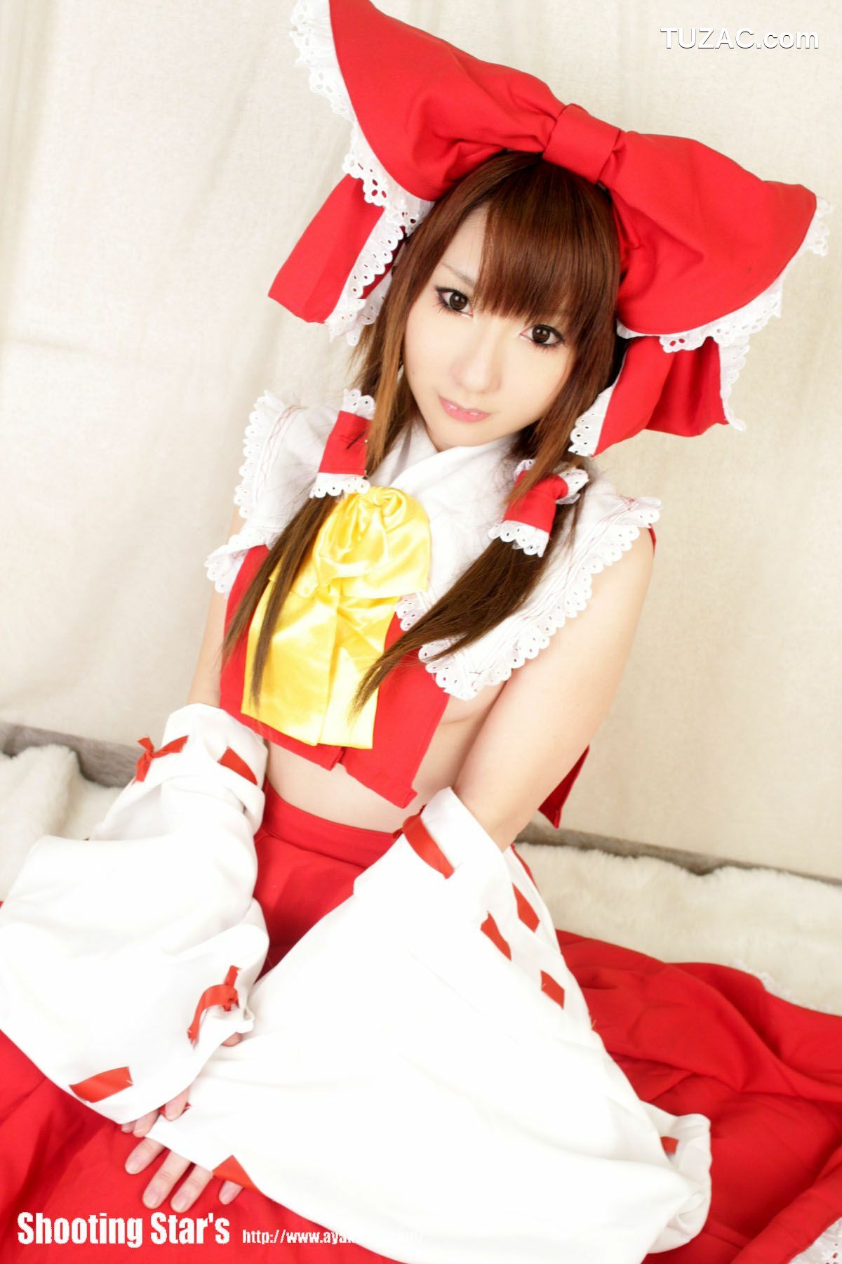 日本CosPlay_绫香 (Saku サク) 《東方Project》博麗霊夢 Reimu Hakurei 写真集
