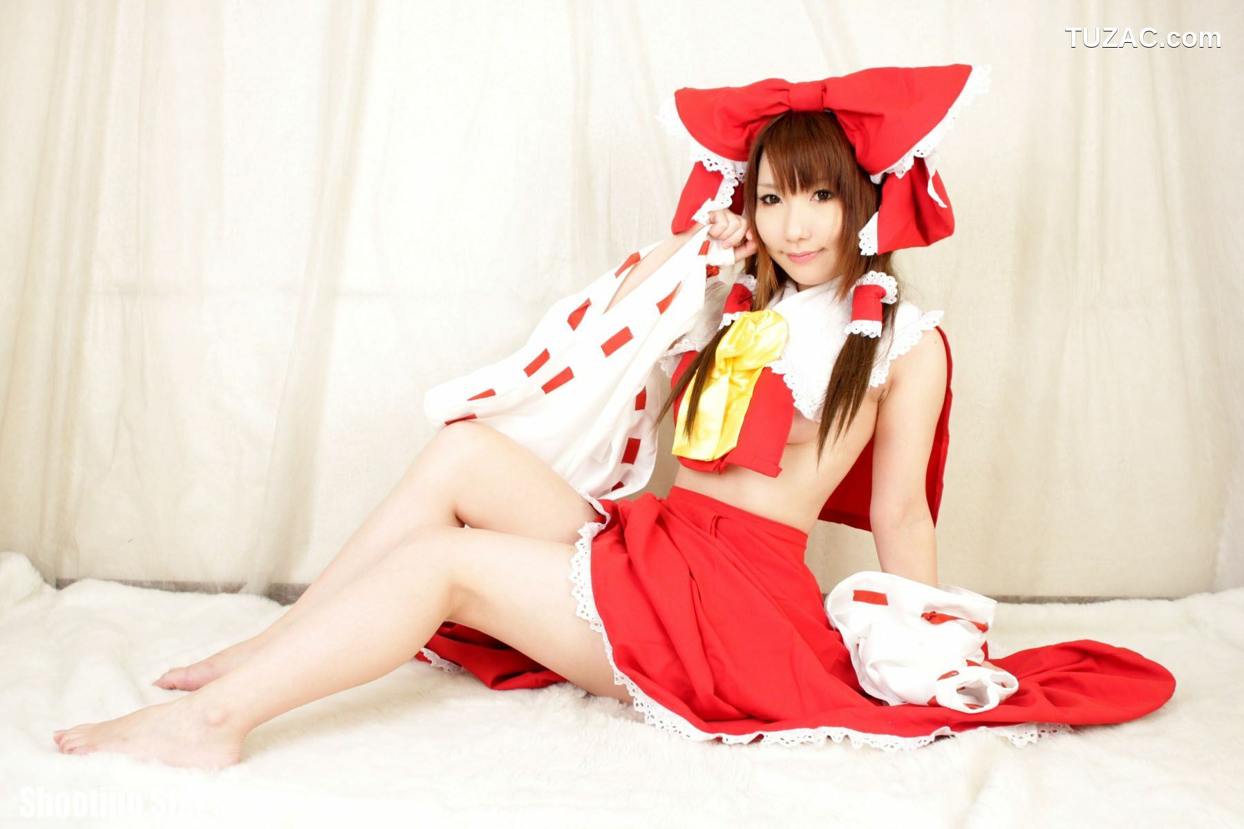 日本CosPlay_绫香 (Saku サク) 《東方Project》博麗霊夢 Reimu Hakurei 写真集