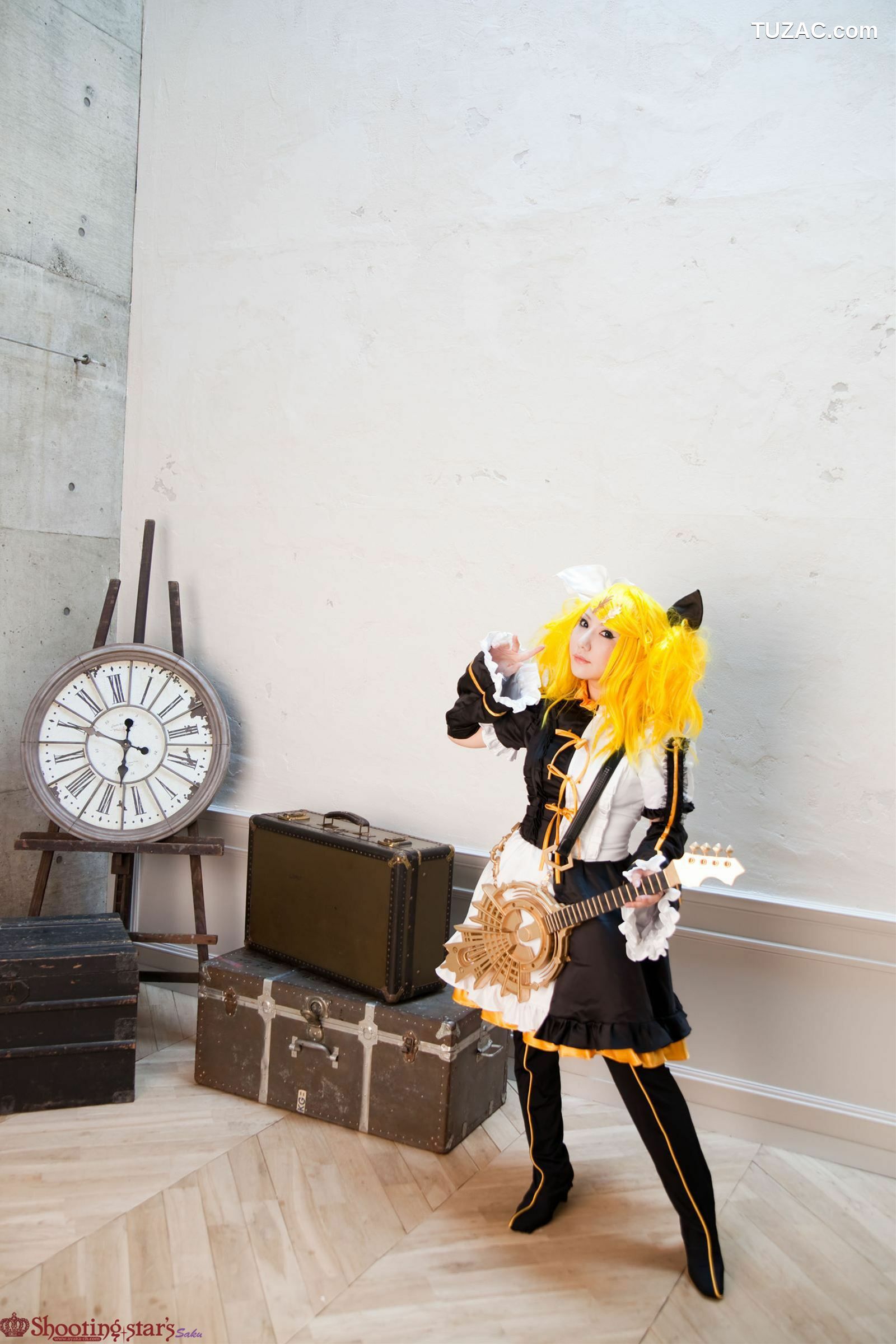 日本CosPlay_绫香 (サク) 《VOCALOID》初音ミク+鏡音リン 写真集[100P]