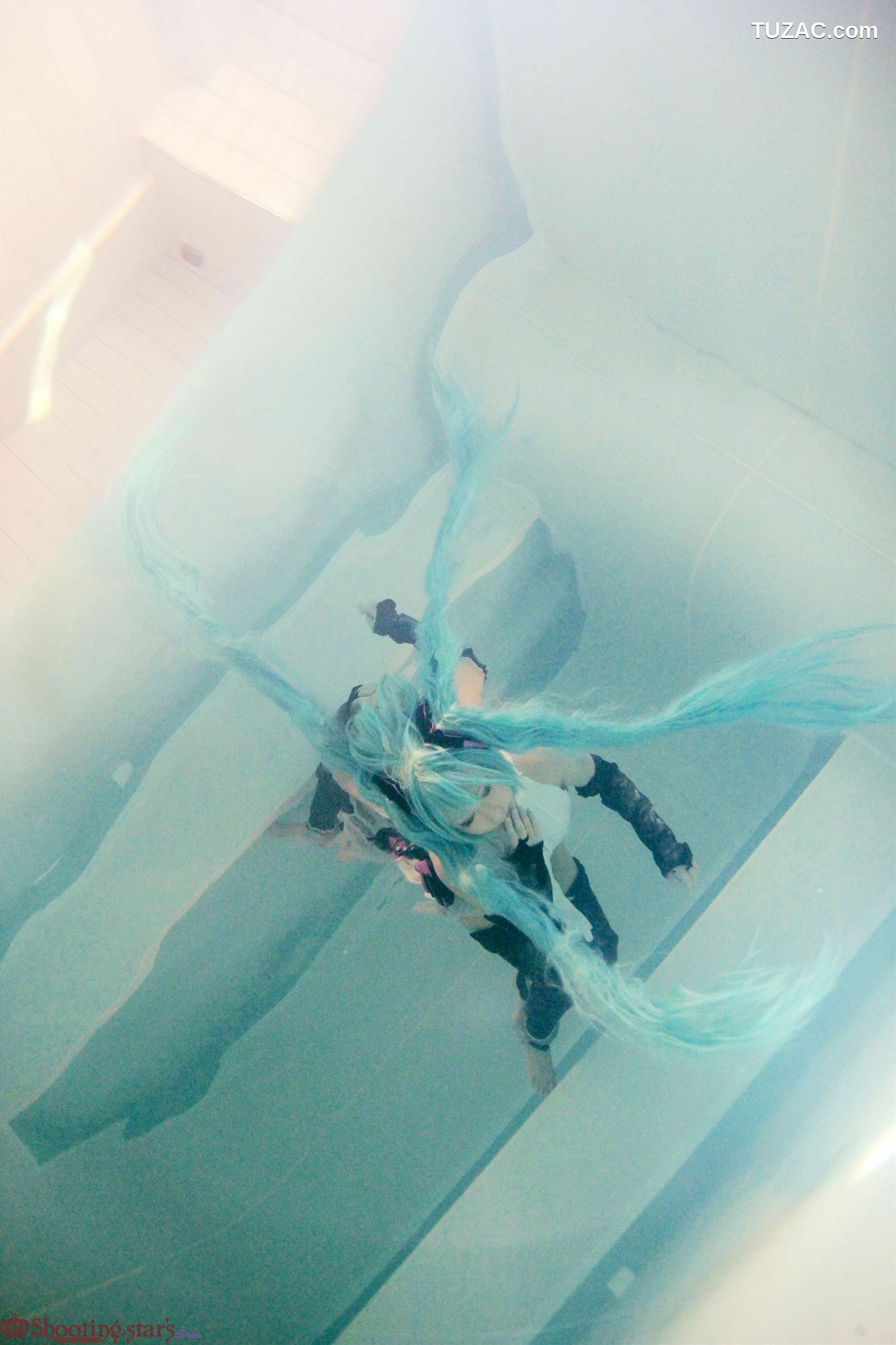 日本CosPlay_绫香 (サク) 《VOCALOID》初音ミク+鏡音リン 写真集[100P]