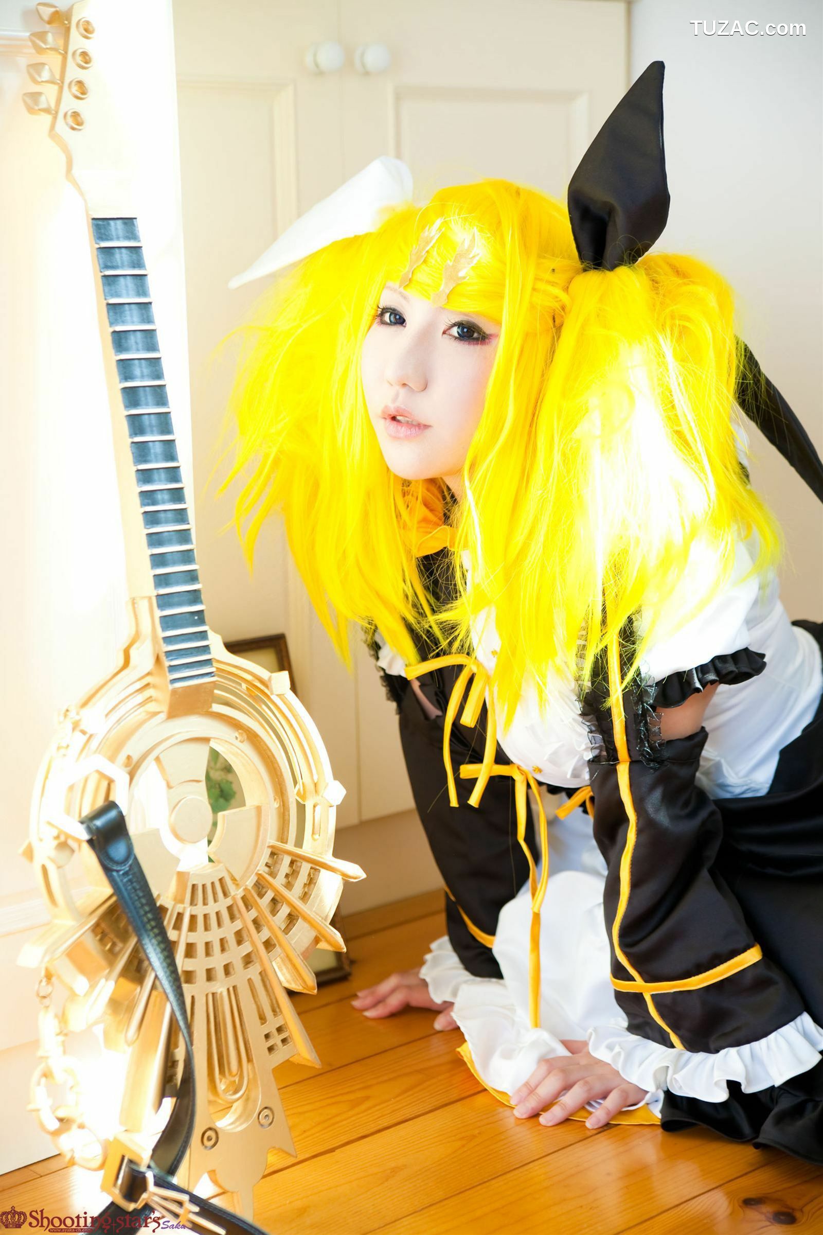 日本CosPlay_绫香 (サク) 《VOCALOID》初音ミク+鏡音リン 写真集[100P]