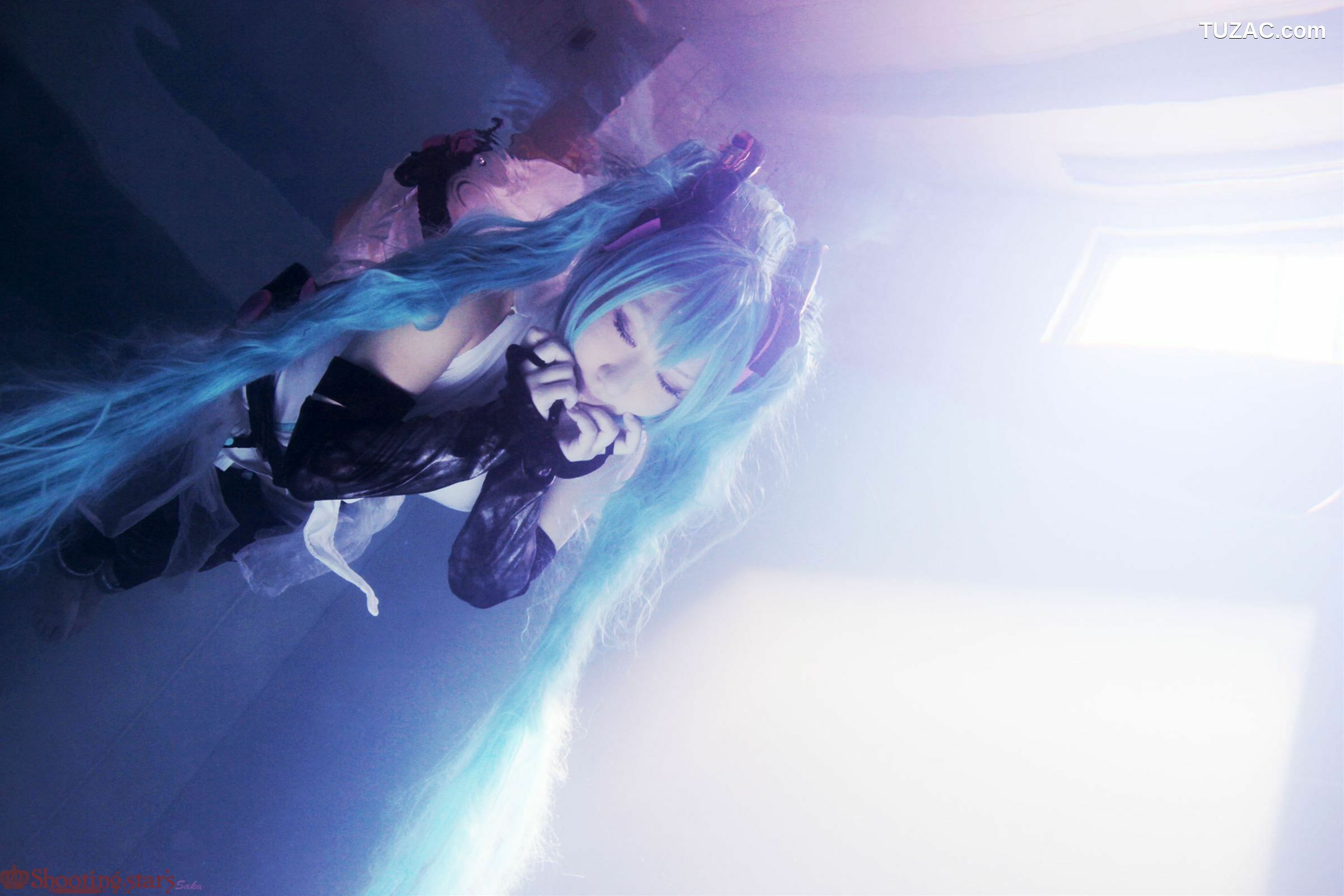 日本CosPlay_绫香 (サク) 《VOCALOID》初音ミク+鏡音リン 写真集[100P]