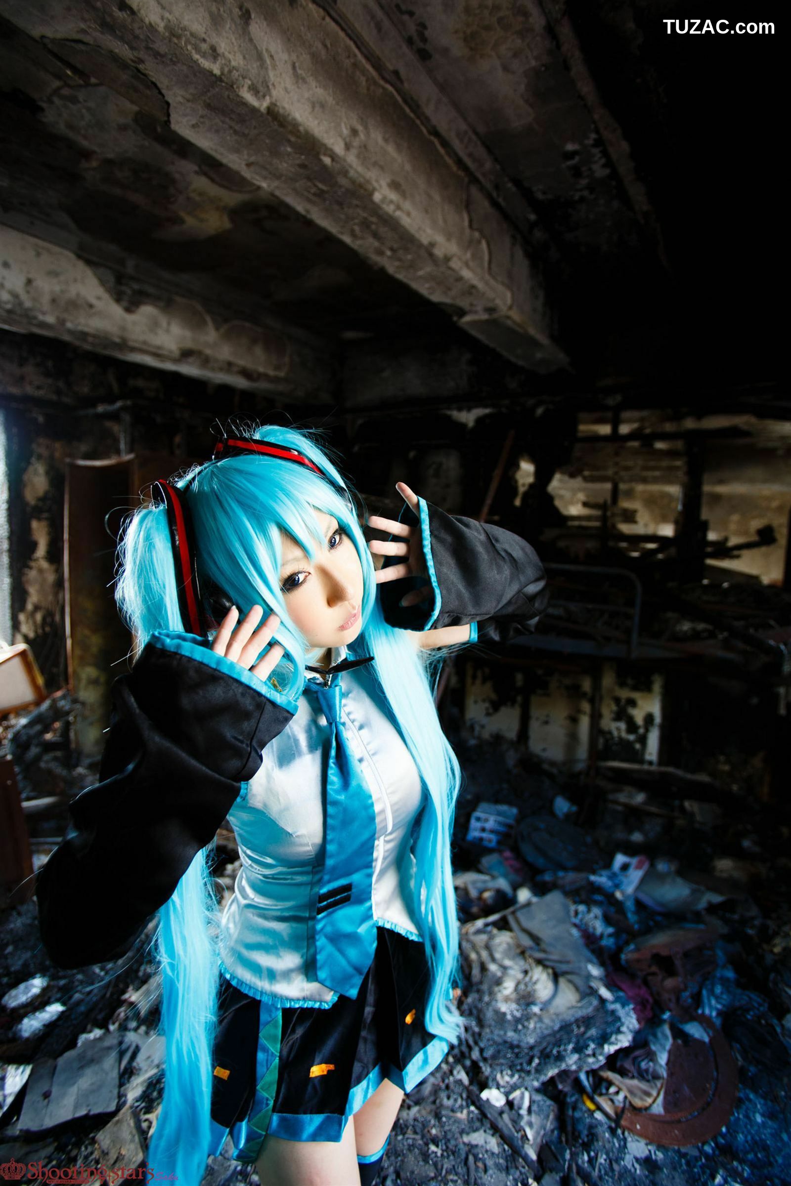 日本CosPlay_绫香 (サク) 《VOCALOID》初音ミク+鏡音リン 写真集[100P]