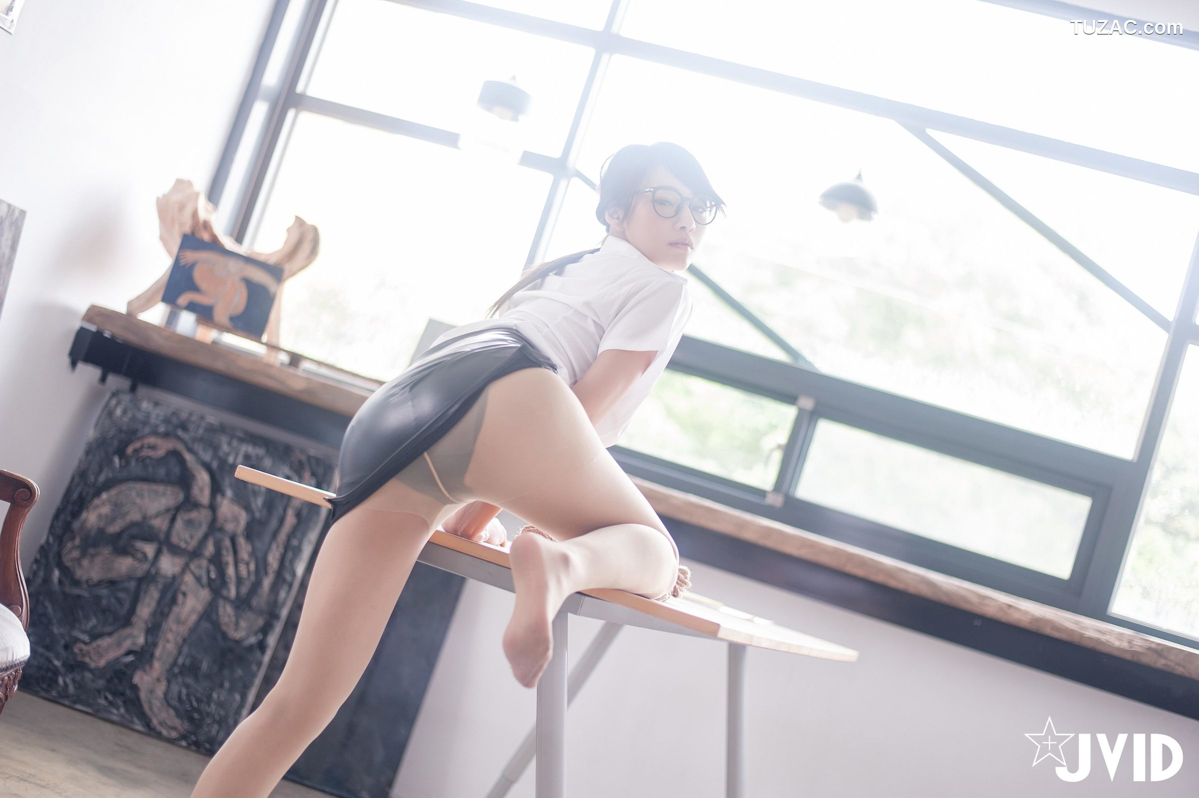 JVID-乐乐-画室中的巨乳紧身皮裙女教师绑缚