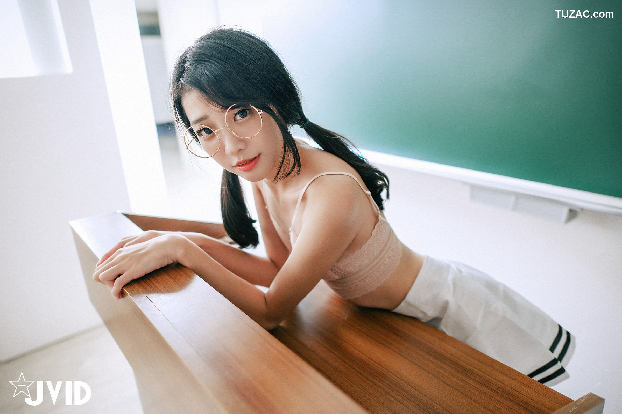 JVID-妍妍-青春戀愛校園系列-高顏值甜美學妹誘惑-清純校花放學後的教室-學妹說她喜歡我-2022.12.09