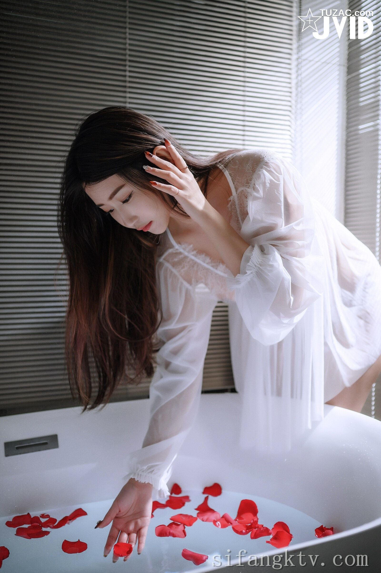 JVID-肉包Mini-用玫瑰成功征服可爱肉包的肉体-热爱-No.621-2022.03.17