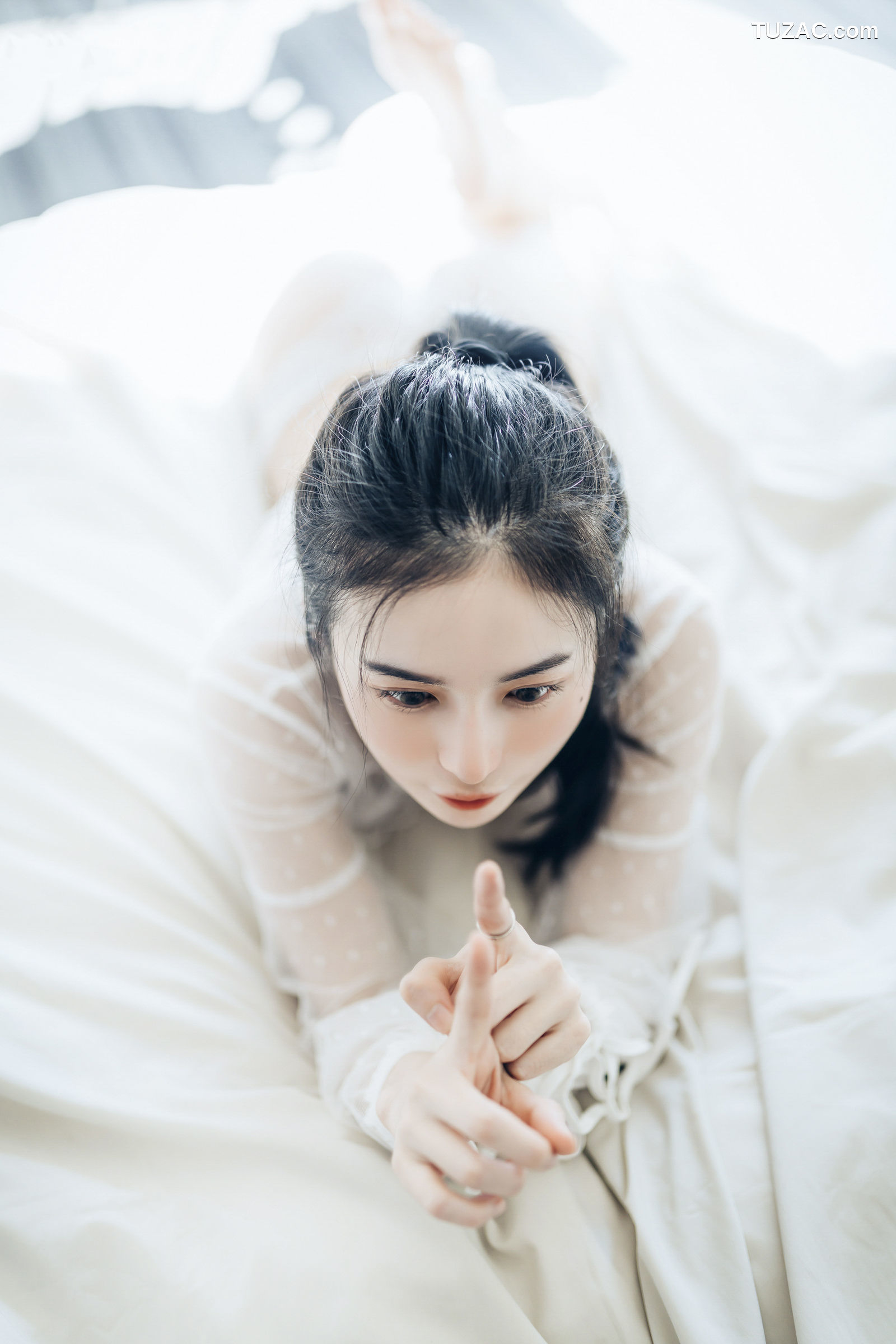 JVID-辰辰-我的女友这次有点色有点甜-透明罩衫透明骆驼蹄内裤湿润黑丝-2022.04.05